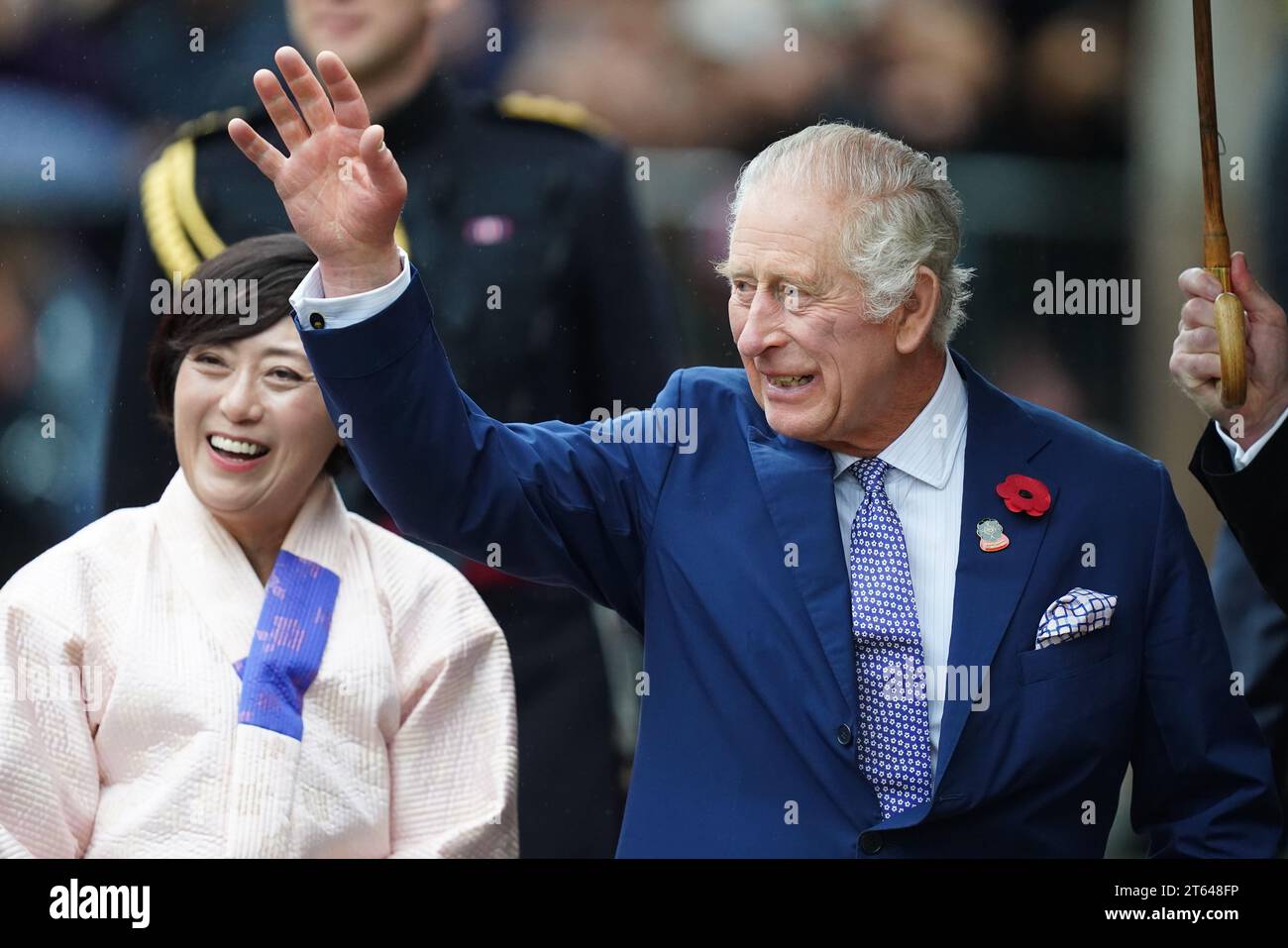 Re Carlo III durante una visita alla New Malden Methodist Church, a sud-ovest di Londra, per incontrare la comunità coreana prima della visita di Stato del Presidente della Repubblica di Corea e della First Lady alla fine di questo mese. Foto Stock