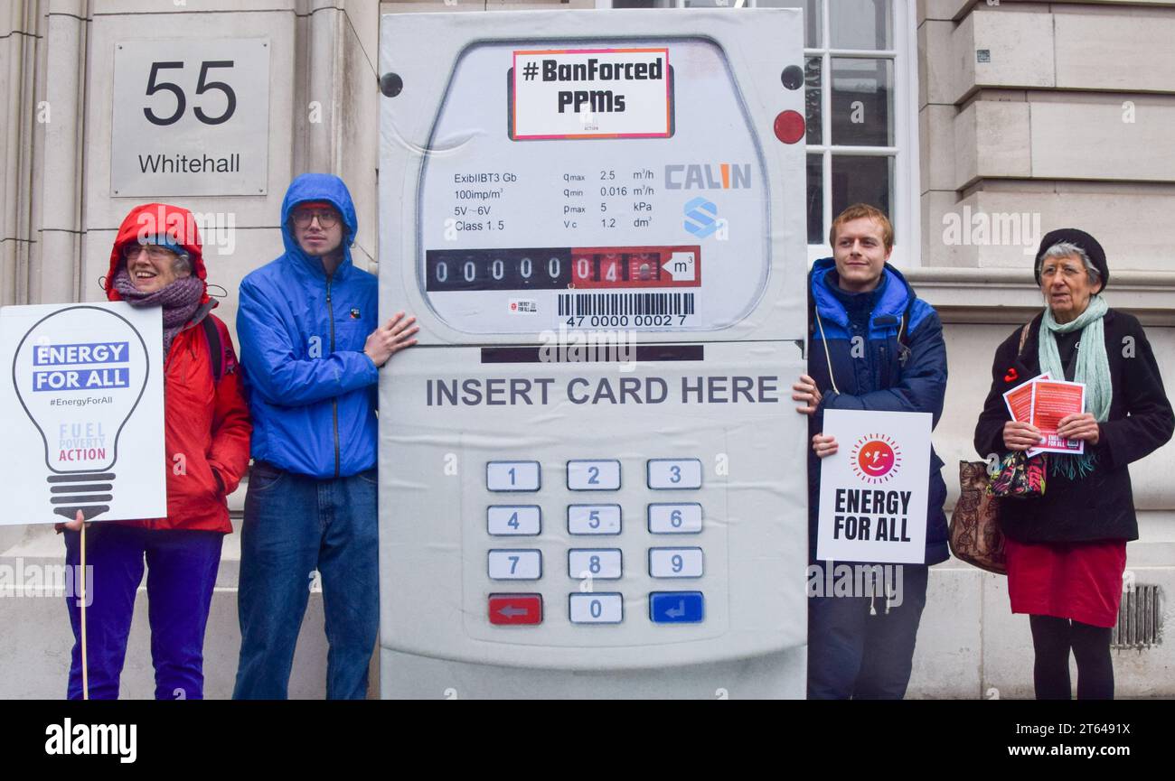 Londra, Inghilterra, Regno Unito. 8 novembre 2023. Attivisti di vari gruppi si sono riuniti al di fuori del Dipartimento per la sicurezza energetica e Net Zero a Westminster con un gigantesco contatore di pagamenti anticipati in segno di protesta contro l'adattamento forzato del PPMS per coloro che non sono in grado di permettersi le bollette energetiche. (Immagine di credito: © Vuk Valcic/ZUMA Press Wire) SOLO USO EDITORIALE! Non per USO commerciale! Foto Stock