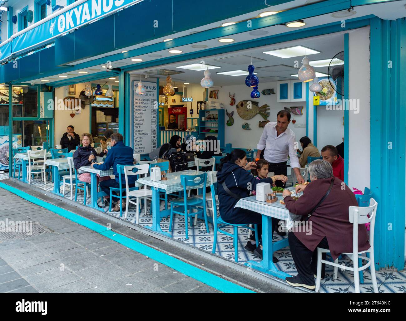 Istanbul, Turchia, turisti a un tavolo di ristorante nella vicina Uskudar solo Editoriale. Foto Stock
