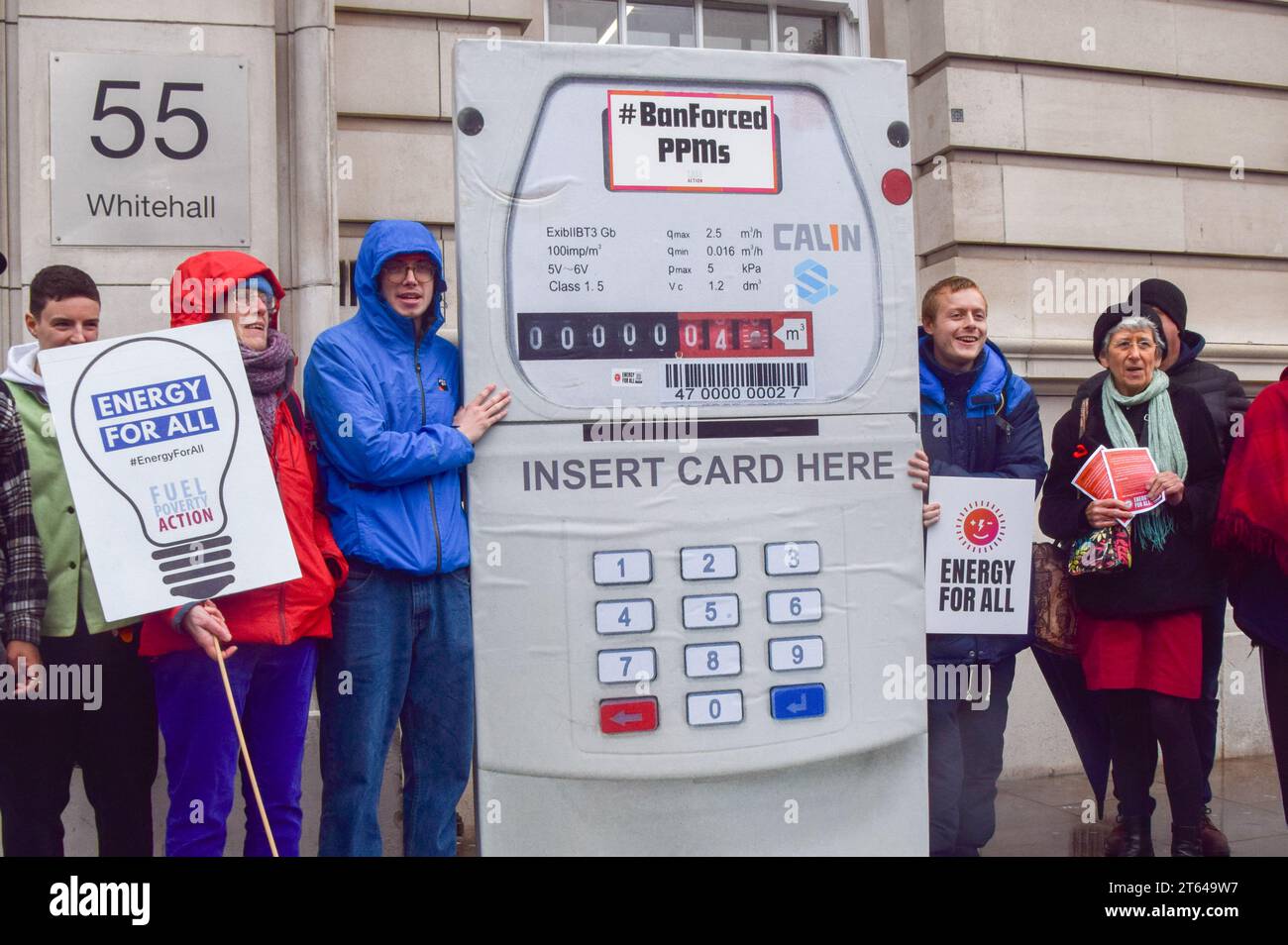 Londra, Regno Unito. 8 novembre 2023. Attivisti di vari gruppi si sono riuniti al di fuori del Dipartimento per la sicurezza energetica e Net Zero a Westminster con un gigantesco contatore di pagamenti anticipati in segno di protesta contro l'adattamento forzato del PPMS per coloro che non sono in grado di permettersi le bollette energetiche. Credito: Vuk Valcic/Alamy Live News Foto Stock
