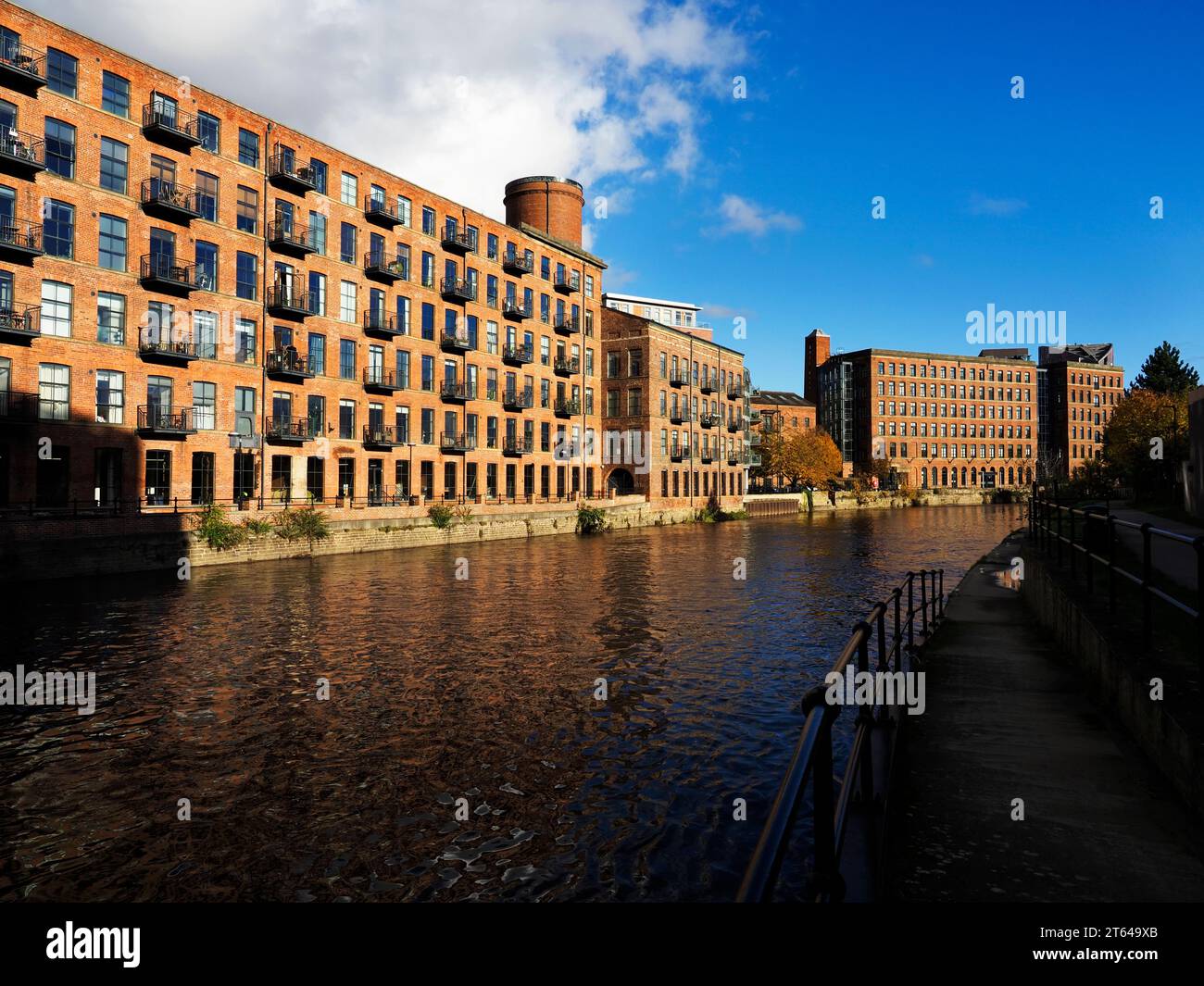 Bank Mills B and D ex mulini per lino e Yarn Warehouse presso il fiume Aire a Leeds West Yorkshire Inghilterra Foto Stock