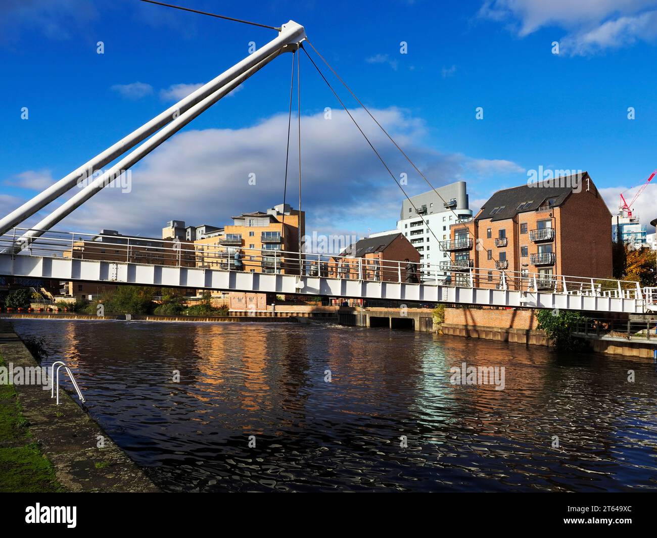 Ponte sospeso pedonale Knights Way Bridge sul fiume Aire a Leeds West Yorkshire Inghilterra Foto Stock