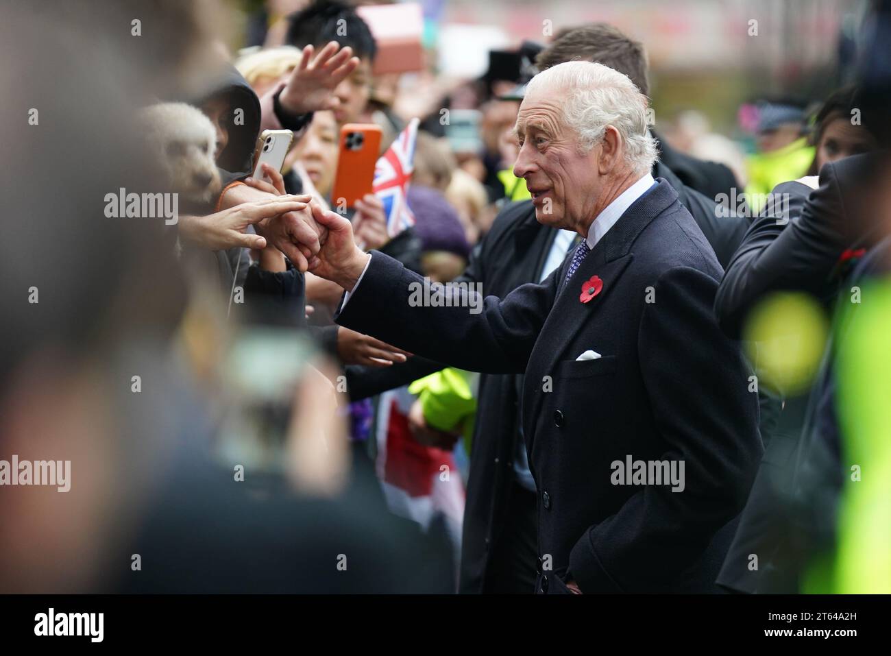 Re Carlo III durante una visita alla New Malden Methodist Church, a sud-ovest di Londra, per incontrare la comunità coreana prima della visita di Stato del Presidente della Repubblica di Corea e della First Lady alla fine di questo mese. Foto Stock