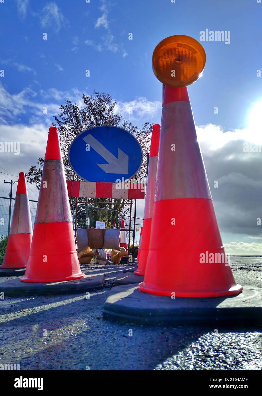 Il traffico del Regno Unito si concentra sulla strada con il sole dietro Foto Stock