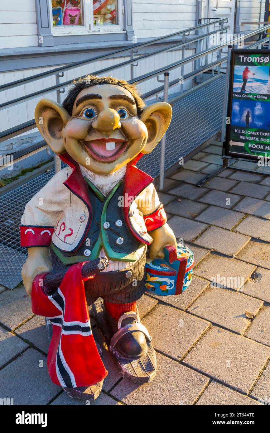 Troll sulla strada fuori dal negozio turistico Tromso a Tromso, Finnmark, Norvegia, Scandinavia, Europa a ottobre Foto Stock