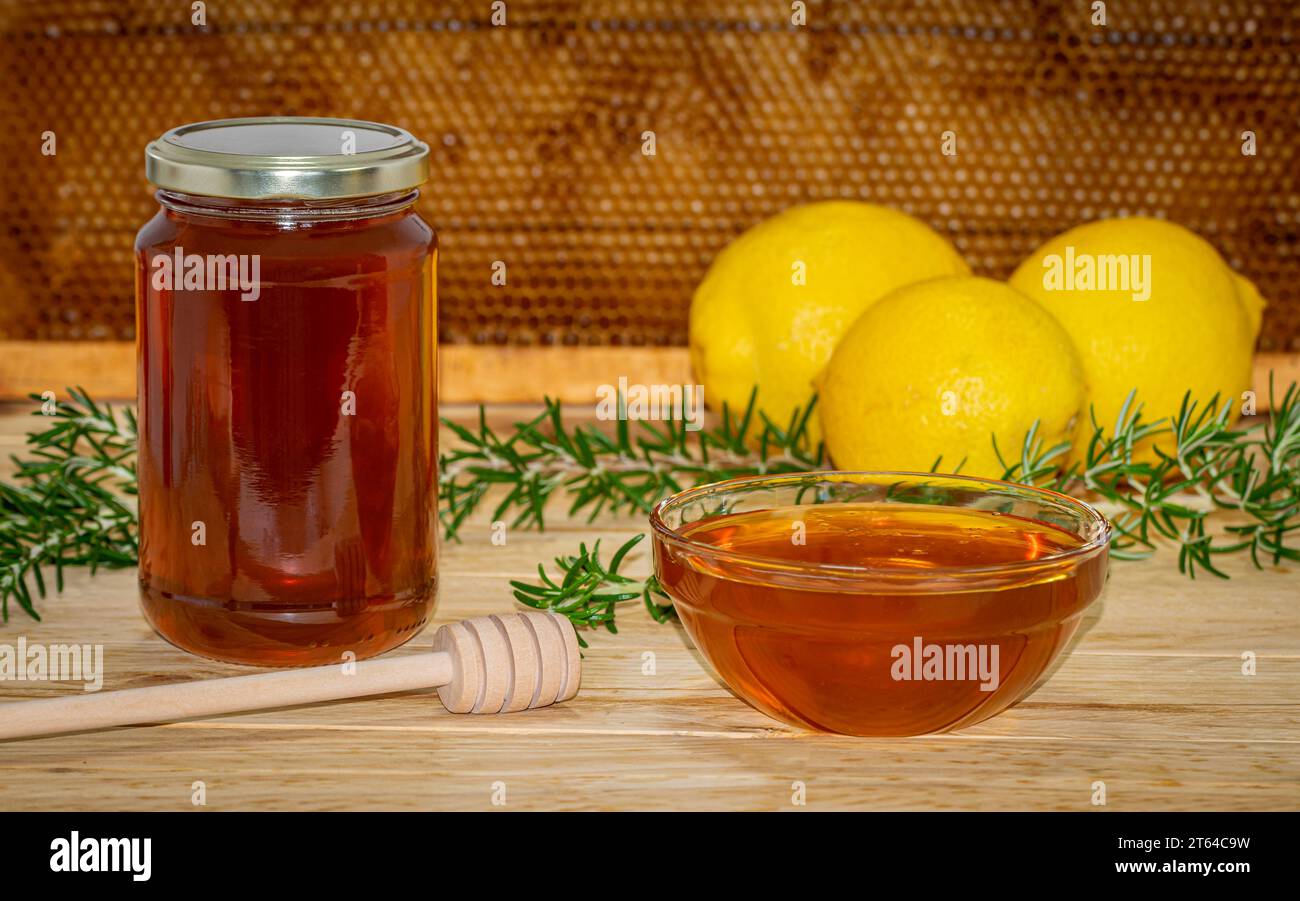 Fare conserve di limone. Fette di limoni freschi in un vaso Foto stock -  Alamy