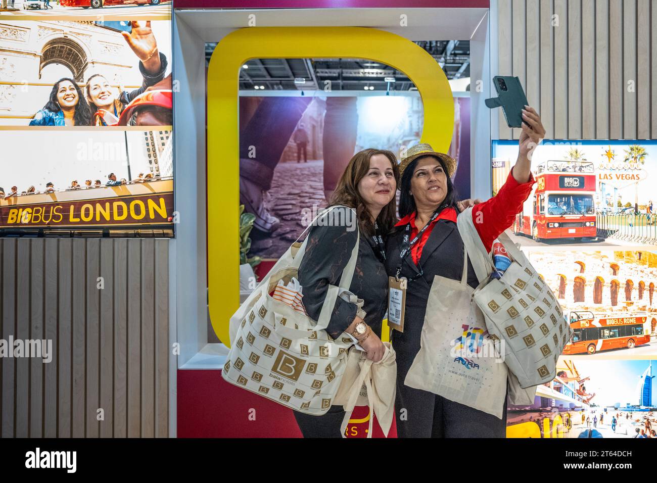 Londra, Regno Unito. 8 novembre 2023. I visitatori scattano un selfie al World Travel Market di Londra, una delle principali fiere di viaggi che si tiene presso il centro Excel. Nel discorso del re del giorno precedente, il governo ha annunciato una legge sui consumatori che, se introdotta, avrebbe vietato il "drip pricing", la pratica in cui le aziende pubblicizzano solo una parte del prezzo di un prodotto in anticipo e rivelano altre spese in seguito nel processo di acquisto. Il settore delle compagnie aeree ne è un esempio, in cui è comune pagare un supplemento per bagagli, selezione di posti, assicurazione di viaggio o buoni per cibi e bevande. Crediti: Stephen Chung / Alamy Live News Foto Stock