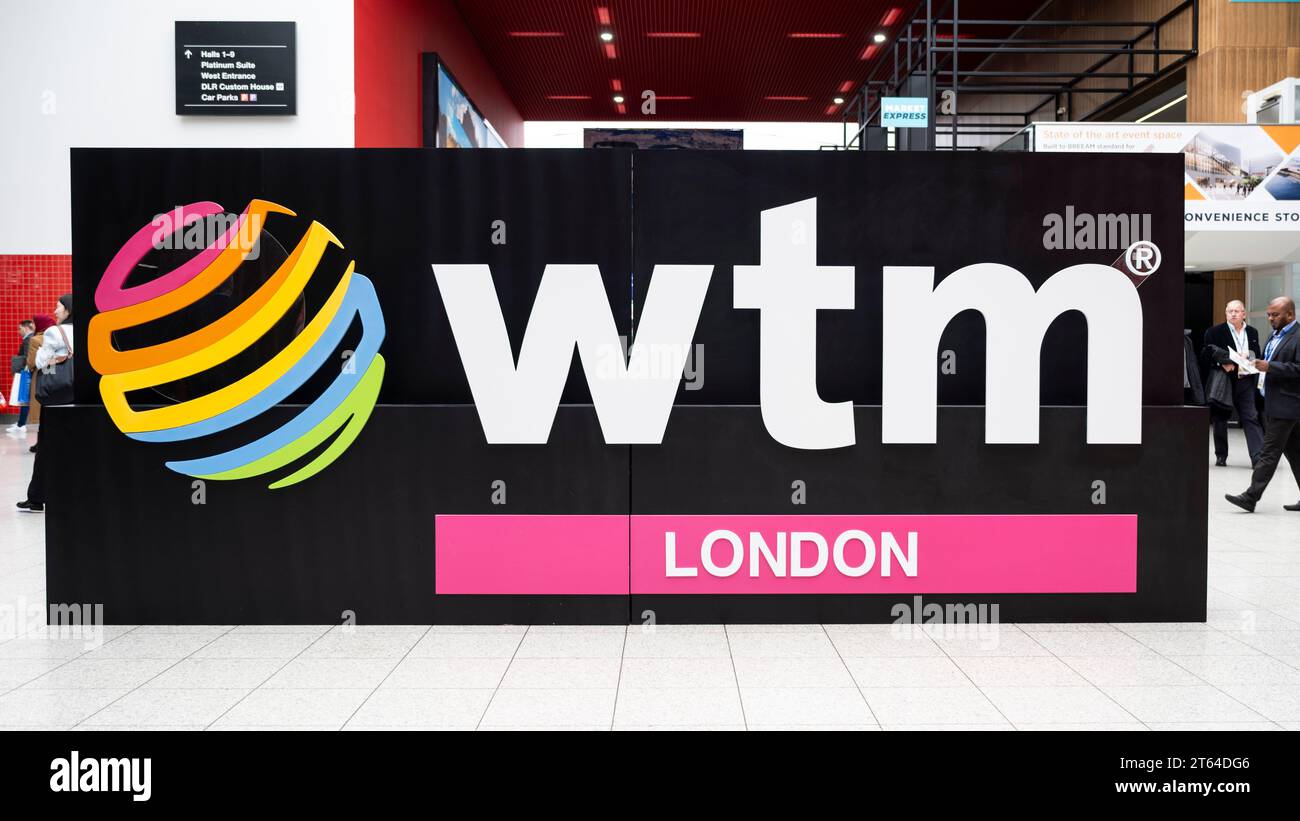 Londra, Regno Unito. 8 novembre 2023. Cartellonistica al World Travel Market di Londra, una delle principali fiere di viaggi che si tiene presso l'Excel Center. Nel discorso del re del giorno precedente, il governo ha annunciato una legge sui consumatori che, se introdotta, avrebbe vietato il "drip pricing", la pratica in cui le aziende pubblicizzano solo una parte del prezzo di un prodotto in anticipo e rivelano altre spese in seguito nel processo di acquisto. Il settore delle compagnie aeree ne è un esempio, in cui è comune pagare un supplemento per bagagli, selezione di posti, assicurazione di viaggio o buoni per cibi e bevande. Crediti: Stephen Chung / Alamy Live News Foto Stock