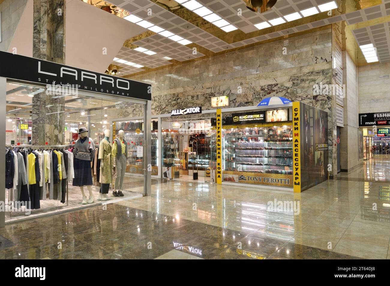Mosca, Russia - 1 novembre. 2023. Larro, Alligator e Tony Perotty Goods nel grande magazzino Moskovsky Foto Stock