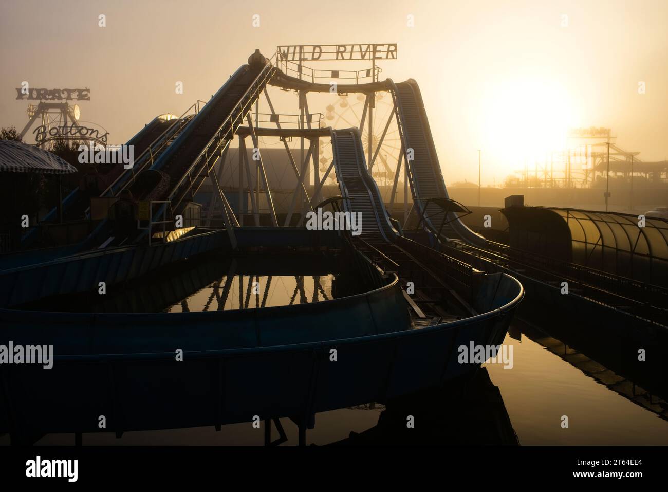 Giro in acqua sul fiume Wild a Skegness la mattina presto in una giornata nebbiosa Foto Stock