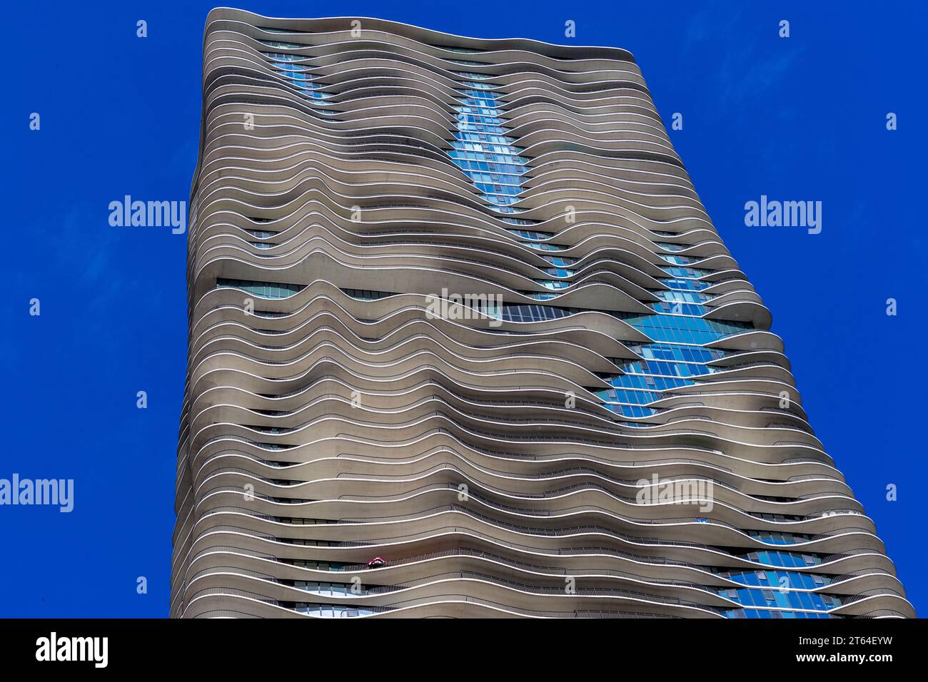 Radisson Blue Aqua Hotel in Columbus Drive a Chicago. L'Aqua Tower è un grattacielo pluripremiato di 81 piani progettato da Jeanne Gang, principale architetto dello Studio Gang Architects. L'Aqua Tower ha vinto numerosi premi per il suo design, tra cui Skyscraper of the Year. Chicago, Illinois, Stati Uniti Foto Stock