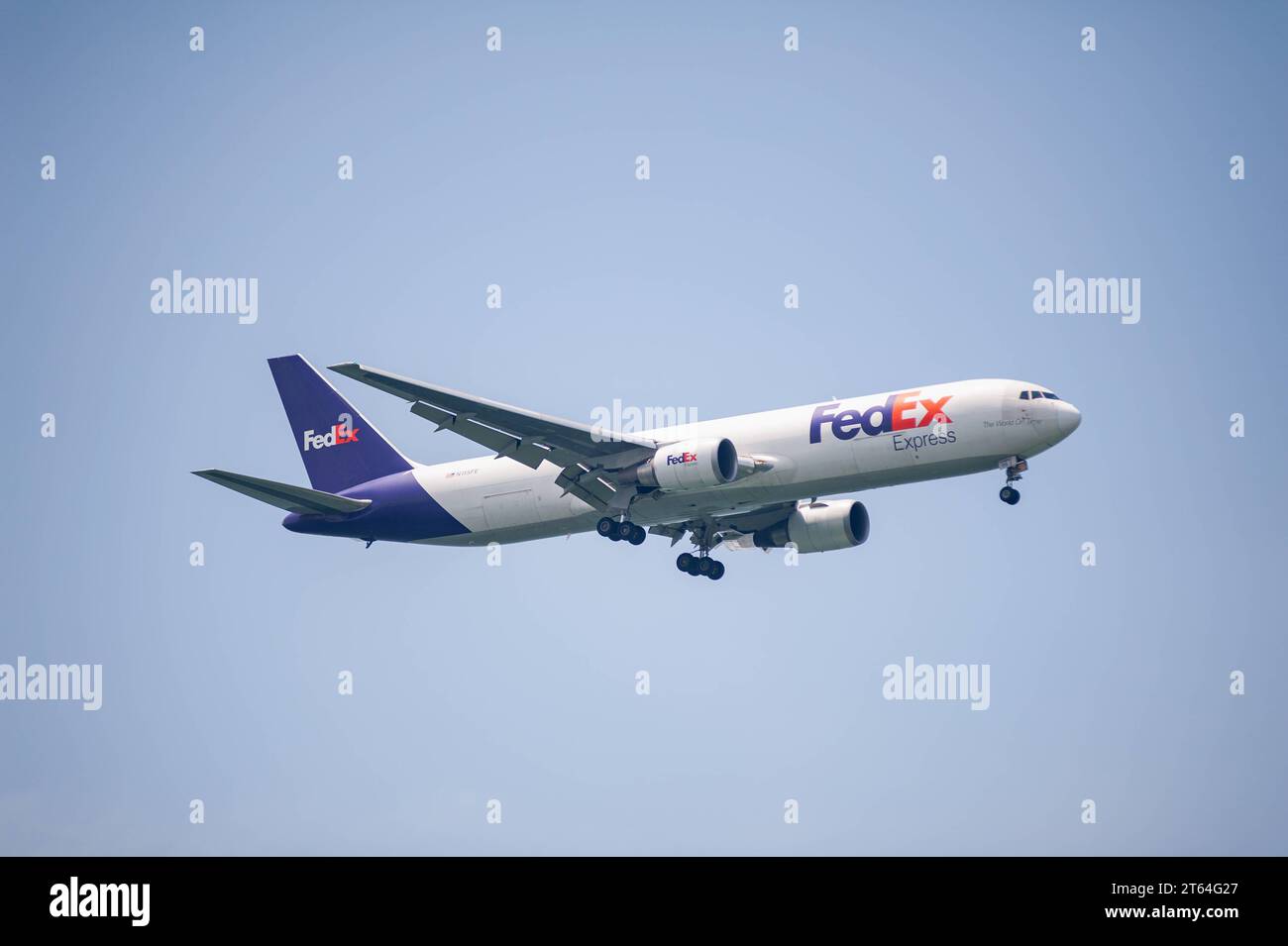 30.07.2023, Singapur, Republik Singapur, Asien - Ein Frachtflugzeug der amerikanischen Fluggesellschaft Federal Express FedEx vom Typ Boeing 767-300F mit der Registrierung N115FE im Landeanflug auf den internationalen Flughafen Changi. *** 30 07 2023, Singapore, Repubblica di Singapore, Asia Un aeromobile cargo Boeing 767 300F Federal Express FedEx con registrazione N115FE in avvicinamento all'aeroporto internazionale di Changi credito: Imago/Alamy Live News Foto Stock