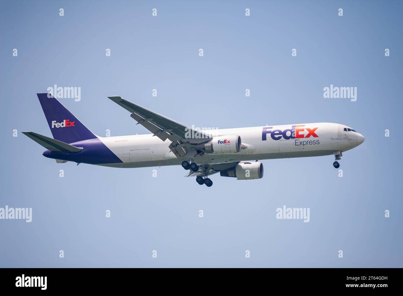 30.07.2023, Singapur, Republik Singapur, Asien - Ein Frachtflugzeug der amerikanischen Fluggesellschaft Federal Express FedEx vom Typ Boeing 767-300F mit der Registrierung N115FE im Landeanflug auf den internationalen Flughafen Changi. *** 30 07 2023, Singapore, Repubblica di Singapore, Asia Un aeromobile cargo Boeing 767 300F Federal Express FedEx con registrazione N115FE in avvicinamento all'aeroporto internazionale di Changi Foto Stock