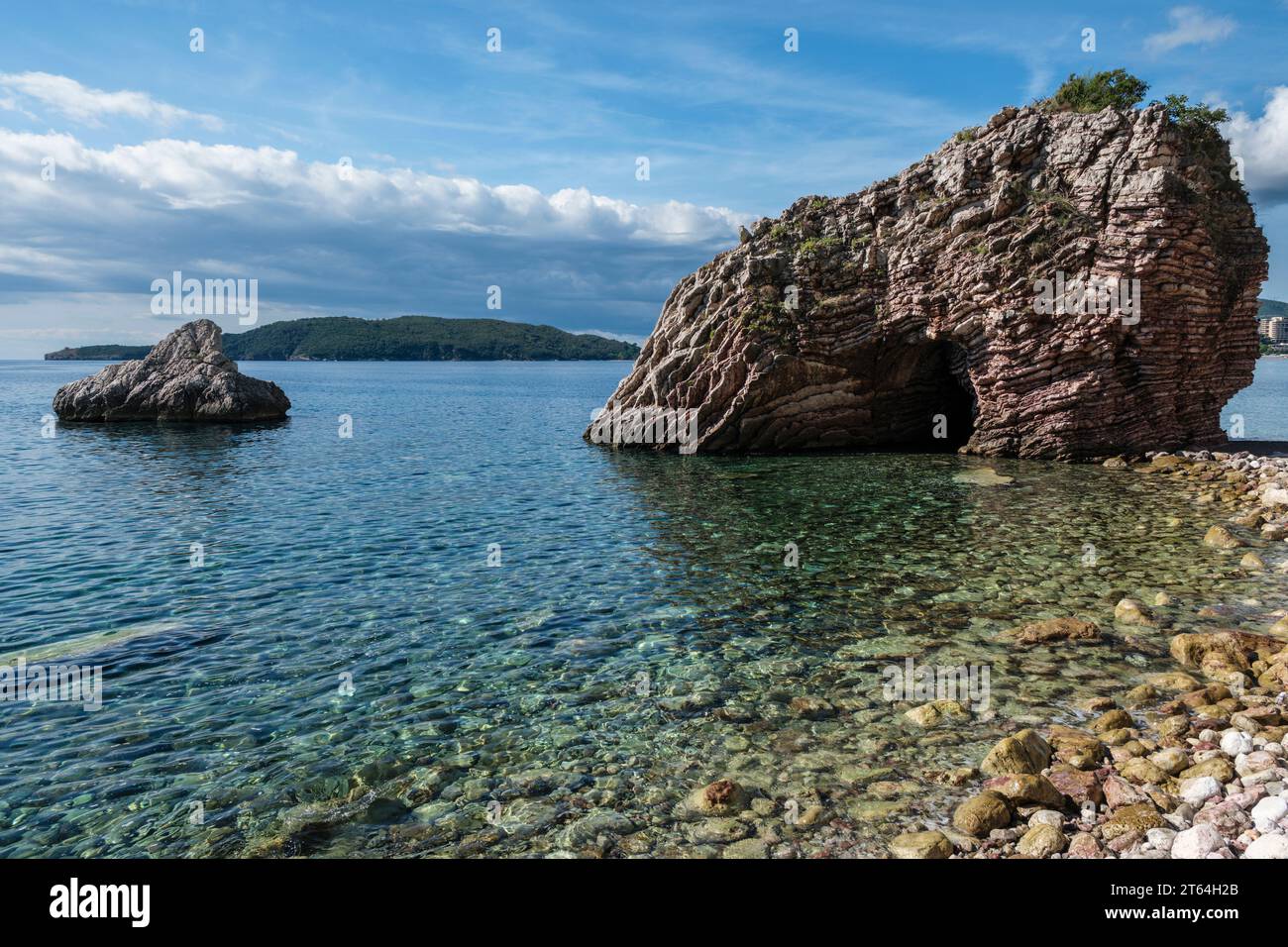 Guarda a ovest lungo la costa adriatica verso l'isola di Sveti Nikola, Budva, Montenegro Foto Stock