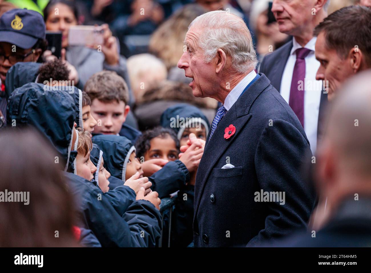 New Malden, Londra, Regno Unito. 8 novembre 2023. Sua Maestà re Carlo III visita New Malden per trascorrere del tempo con la comunità coreana della zona, prima della visita di Stato del Presidente della Repubblica di Corea e della First Lady alla fine di questo mese. Il re ha partecipato a una passeggiata per salutare la folla di persone che avevano aspettato sotto la pioggia per ore per incontrarlo. Foto di Amanda Rose/Alamy Live News Foto Stock