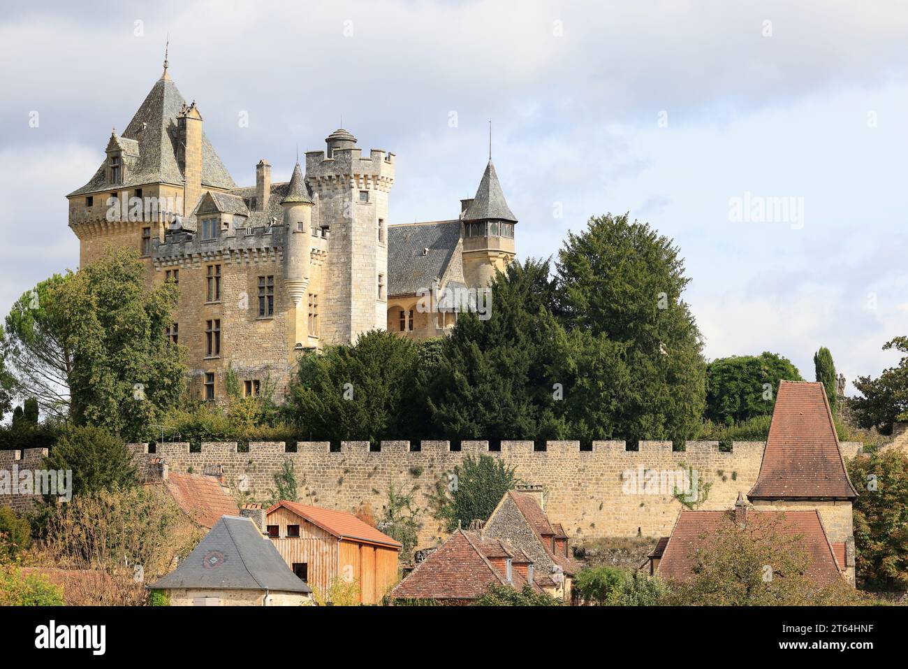 Château e il villaggio di Montfort nel Périgord Noir vicino a Sarlat. Il castello di Montfort si affaccia sul fiume Dordogne. Storia, architettura e turismo. Monfort Foto Stock