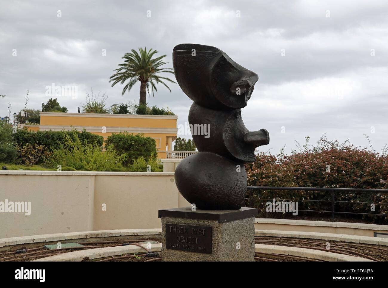 Scultura in bronzo Three Part Object di Henry Moore a Monaco Foto Stock