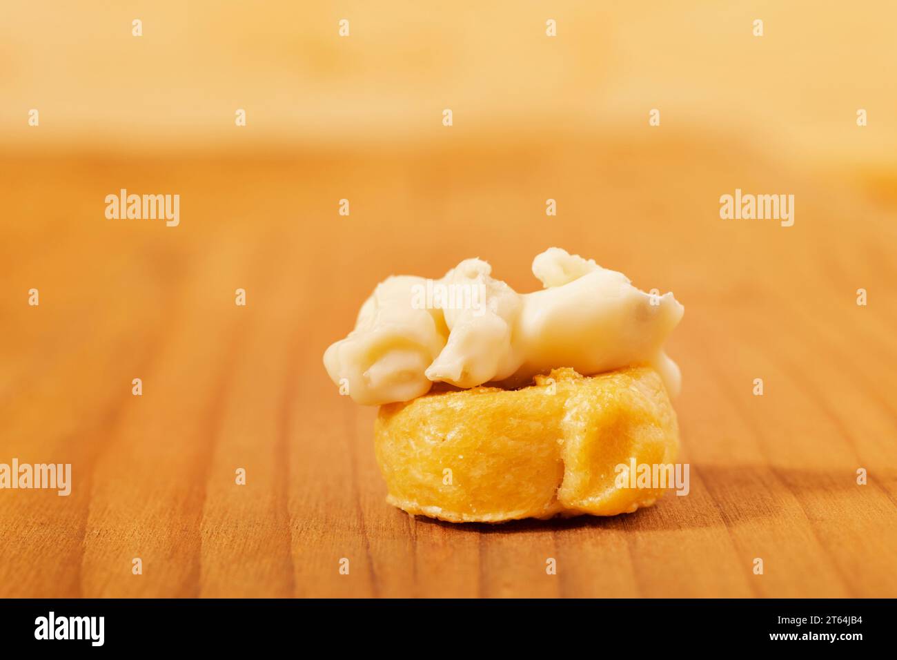 Formaggio Gorgonzola su tarallo italiano su tavola di legno, cibo italiano Foto Stock