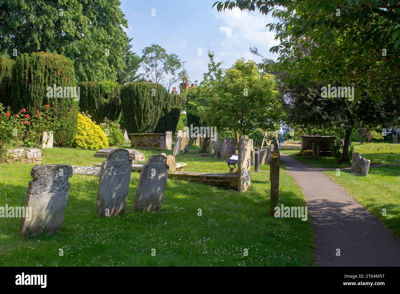 14 giugno 2023 il bellissimo vecchio cimitero con antiche lapidi nei terreni della chiesa della Santissima Trinità C di e nel villaggio di Cookham, Berkshire, Inghilterra Foto Stock