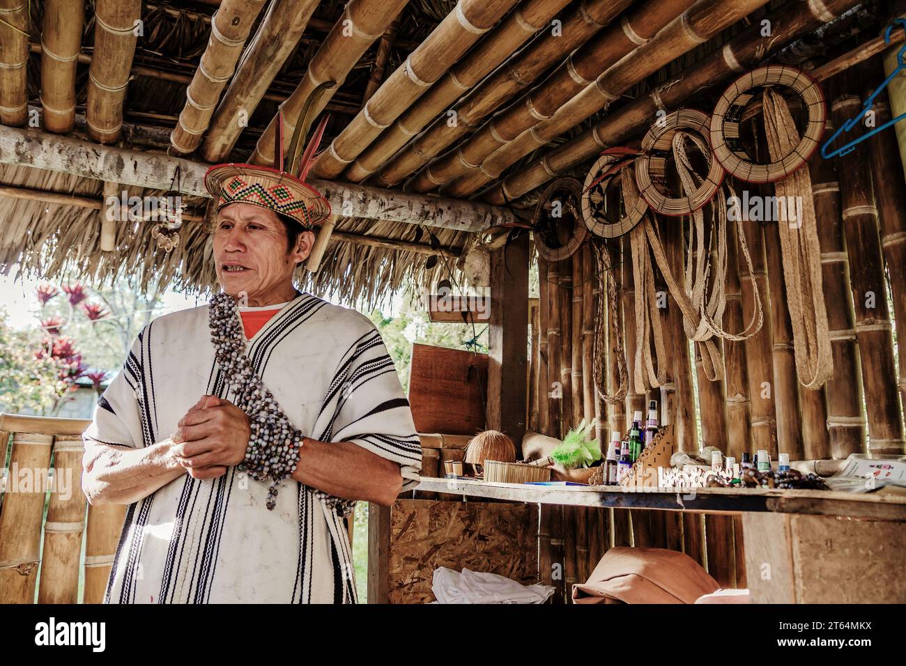 28 ottobre 2019, Perù. Uomo della giungla peruviana saggio in medicina naturale, della comunità di Yanesha, Oxapampa. Foto Stock