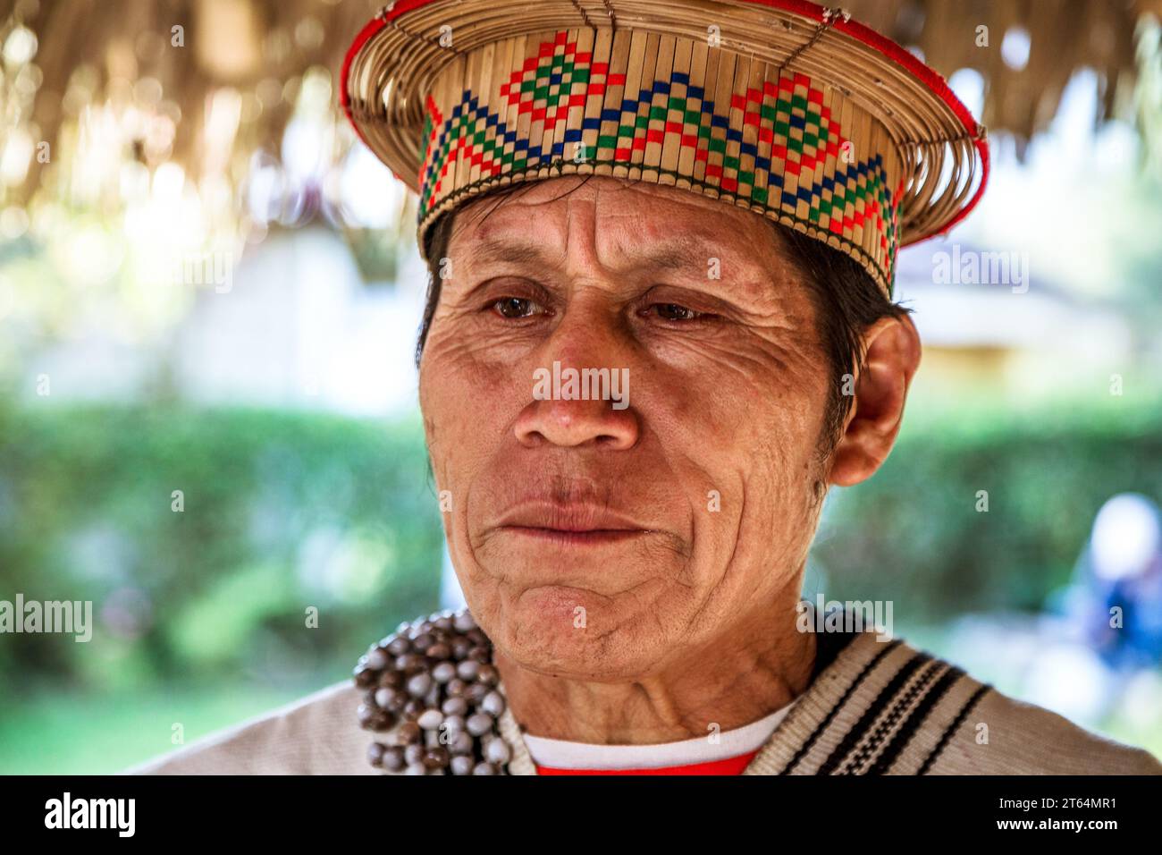 28 ottobre 2019, Perù. Uomo della giungla peruviana saggio in medicina naturale, della comunità di Yanesha, Oxapampa. Foto Stock