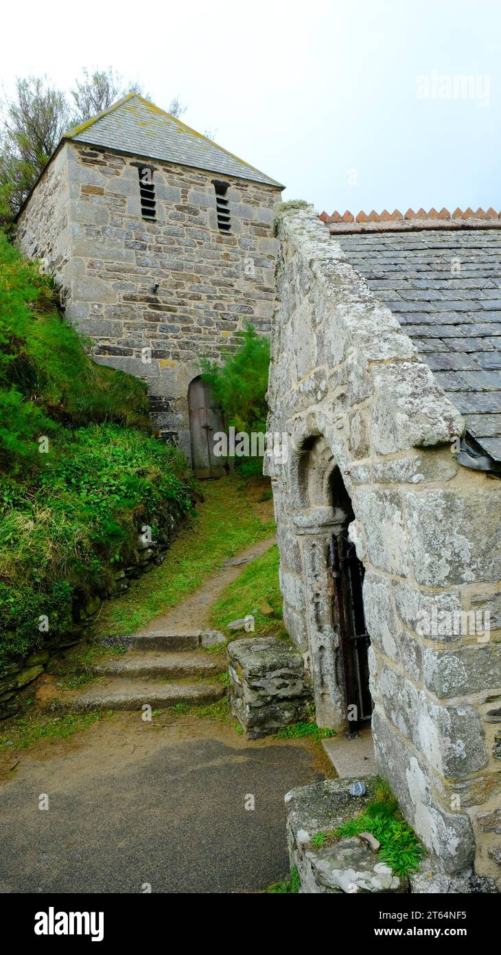 L'ingresso e il campanile separato in St. Winwalloe Church situata sulla spiaggia di Gunwalloe, Cornovaglia, Regno Unito - John Gollop Foto Stock