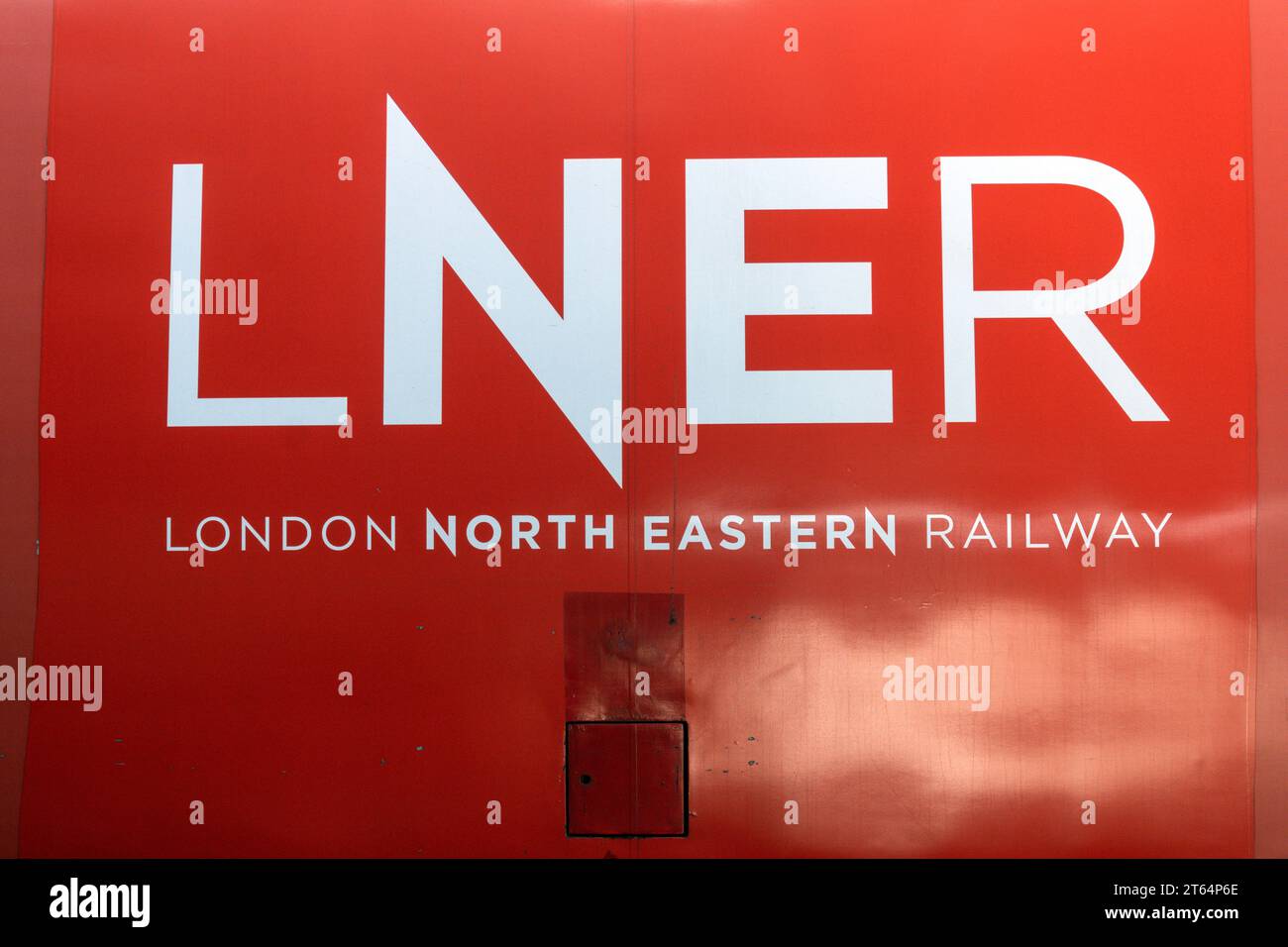 Logo LNER sul lato del 91124 alla stazione ferroviaria di Leeds. Foto Stock