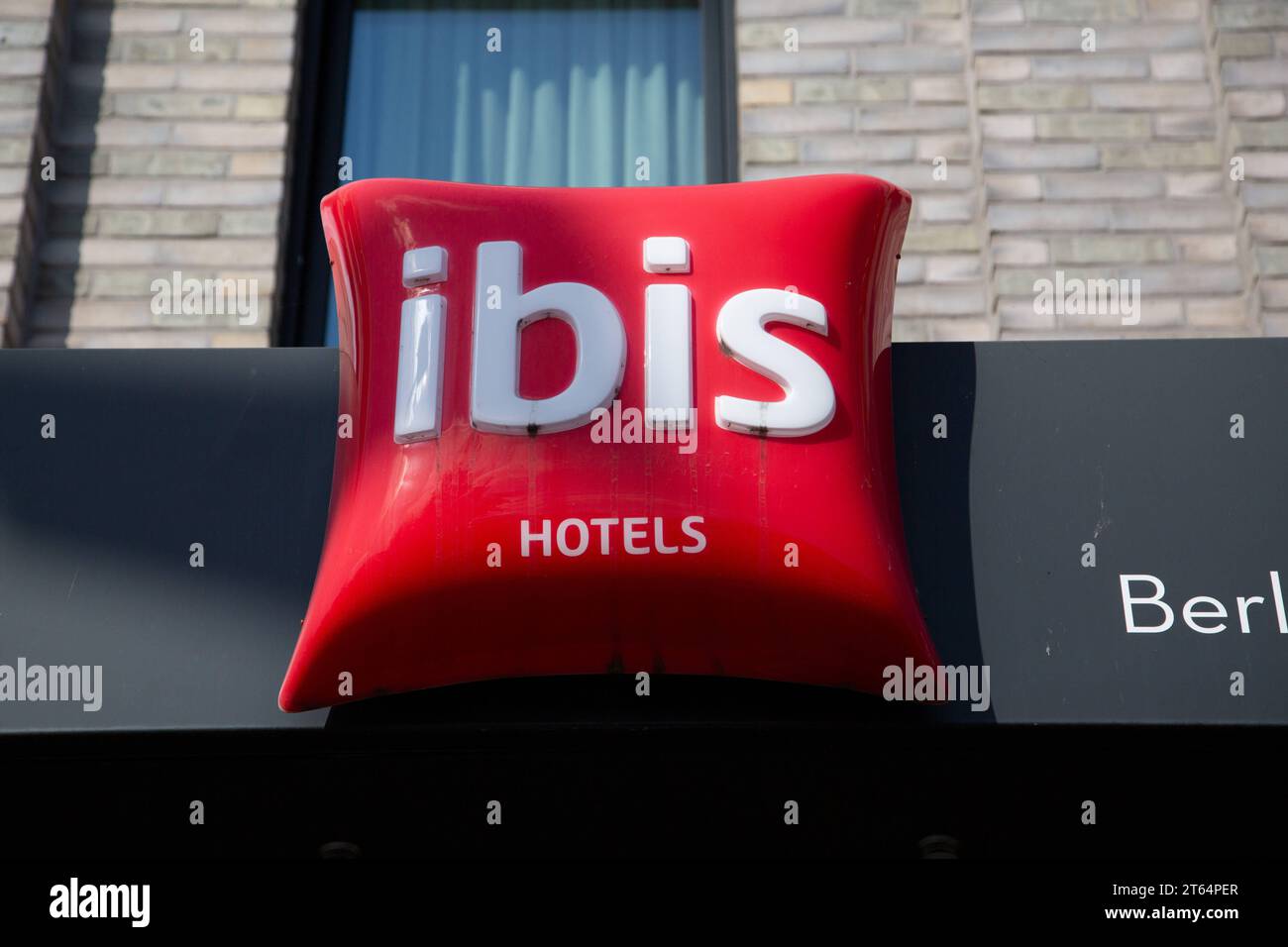 Logo von Ibis Hotels in Berlin *** Logo degli Ibis Hotels in Berlin Credit: Imago/Alamy Live News Foto Stock