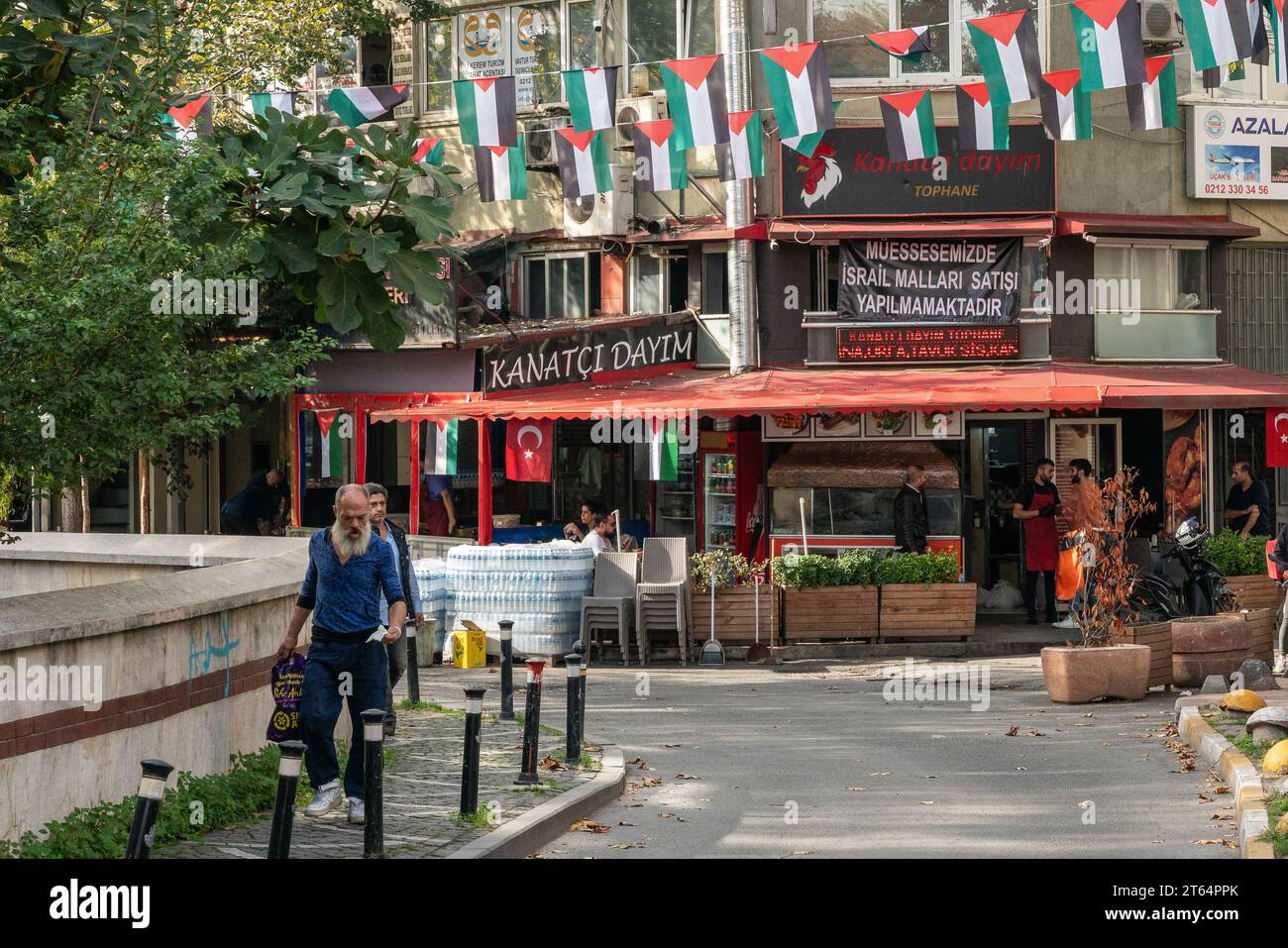 Istanbul, Turchia. 8 novembre 2023. Tra le richieste di boicottaggio di aziende che si ritiene sostengano Israele, alcuni posti a Istanbul vietano i prodotti della Coca-Cola. Sul segno bianco e nero di questo ristorante è scritto: “Nel nostro stabilimento, i prodotti israeliani non vengono venduti”. Crediti: Ingrid Woudwijk/Alamy Live News Foto Stock