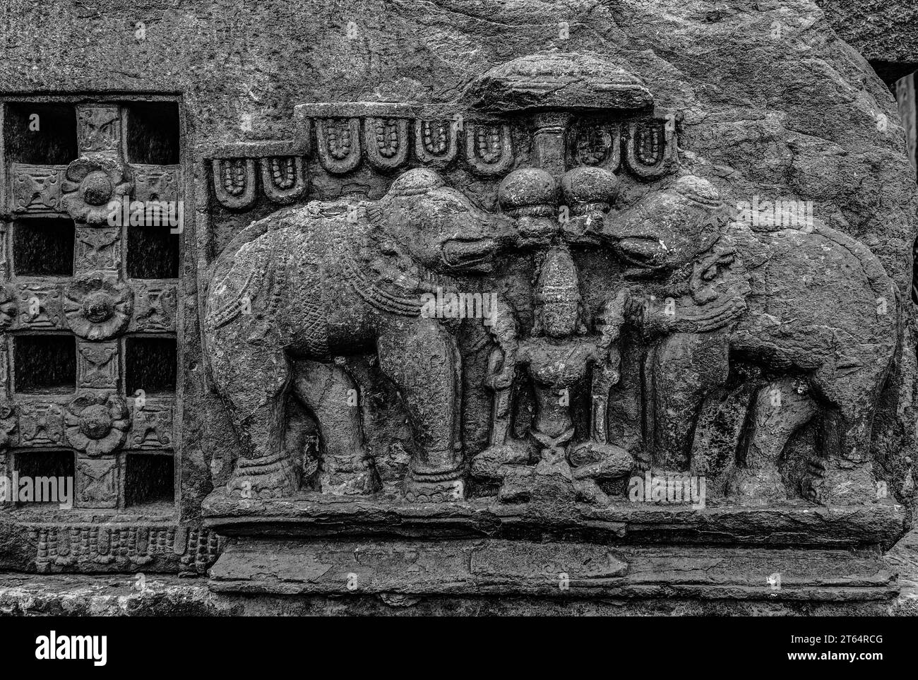 06 06 2015 dea indù della prosperità Lakshmi con due elefanti (Gajalakshmi) sul tempio Someshwar Shiva, Haveri, Karnataka, India, Asia Foto Stock