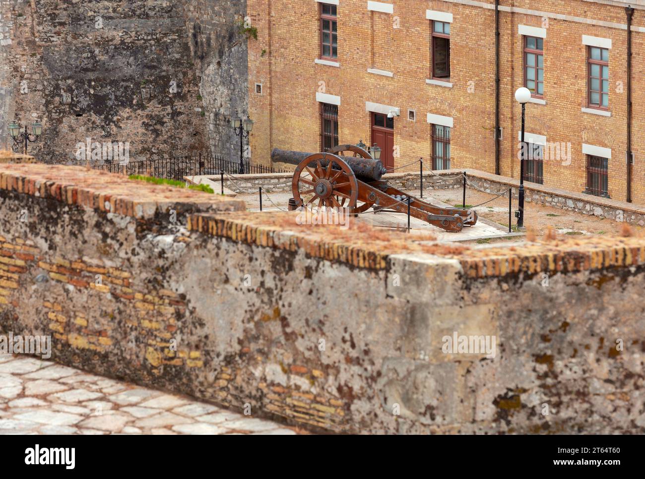 Un vecchio cannone con palle di cannone nel forte di Kerkyra. Grecia. Foto Stock