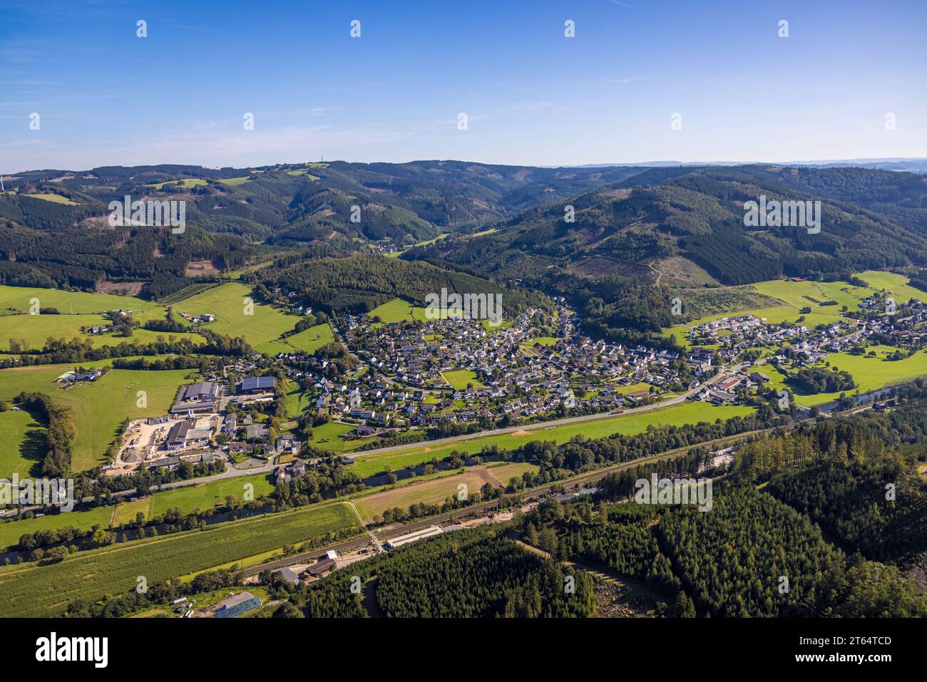 Veduta aerea, veduta del distretto di Rönkhausen con zona industriale Therecker Weg, Rönkhausen, Finnentrop, Sauerland, Renania settentrionale-Vestfalia, Germa Foto Stock