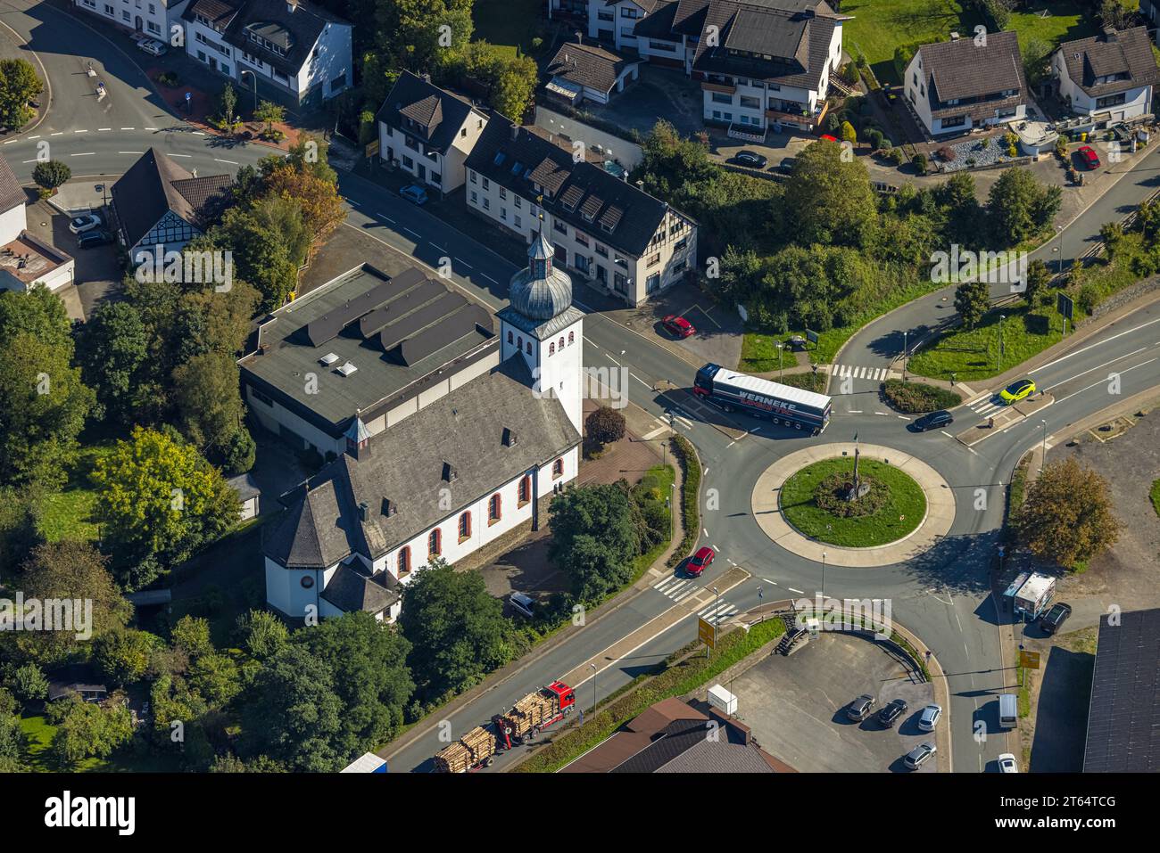 Vista aerea, centro di Rönkhausen con la Cattedrale di San Chiesa di Antonius Einsiedler alla rotatoria, Rönkhausen, Finnentrop, Sauerland, Renania settentrionale-Vestfalia Foto Stock
