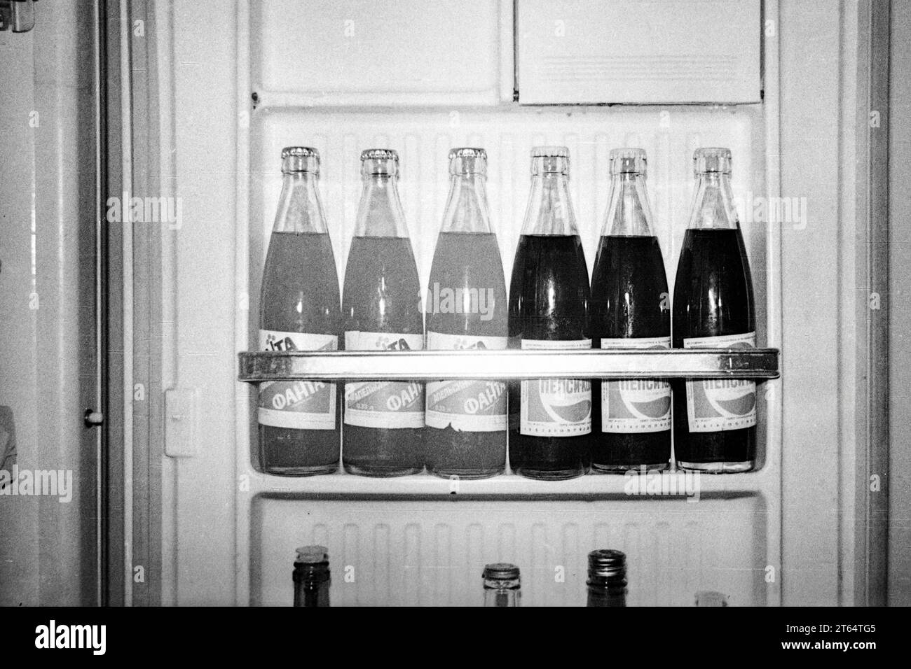 Mosca, URSS - circa 1982: Bottiglie di Fanta e Pepsi-Cola nella porta del frigorifero. Scansione di pellicole in bianco e nero da 35 mm Foto Stock