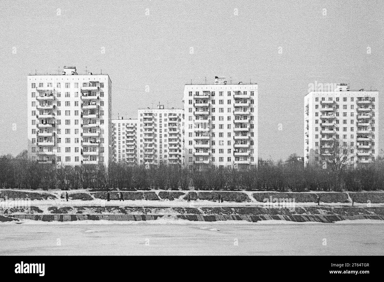 Tushino, Mosca, URSS - marzo 1982: Appartamenti sul canale di Mosca ghiacciato in inverno. Scansione di pellicole in bianco e nero Foto Stock