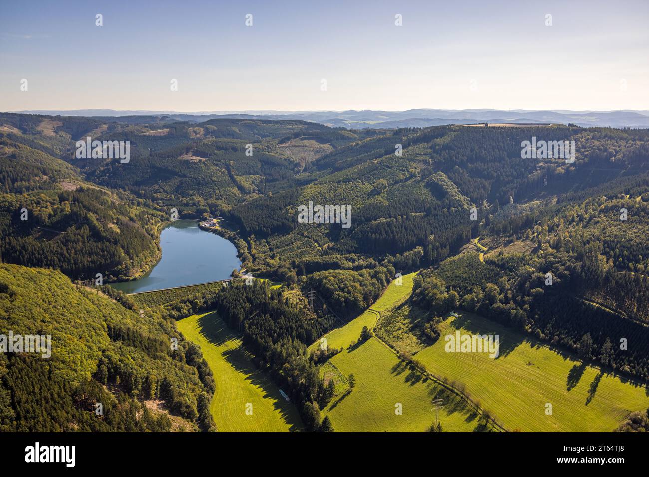 Veduta aerea, diga di Glingebachtalsperre e muro di diga in un paesaggio collinare boscoso, Rönkhausen, Finnentrop, Sauerland, Renania settentrionale-Vestfalia, Germania, DE, E. Foto Stock