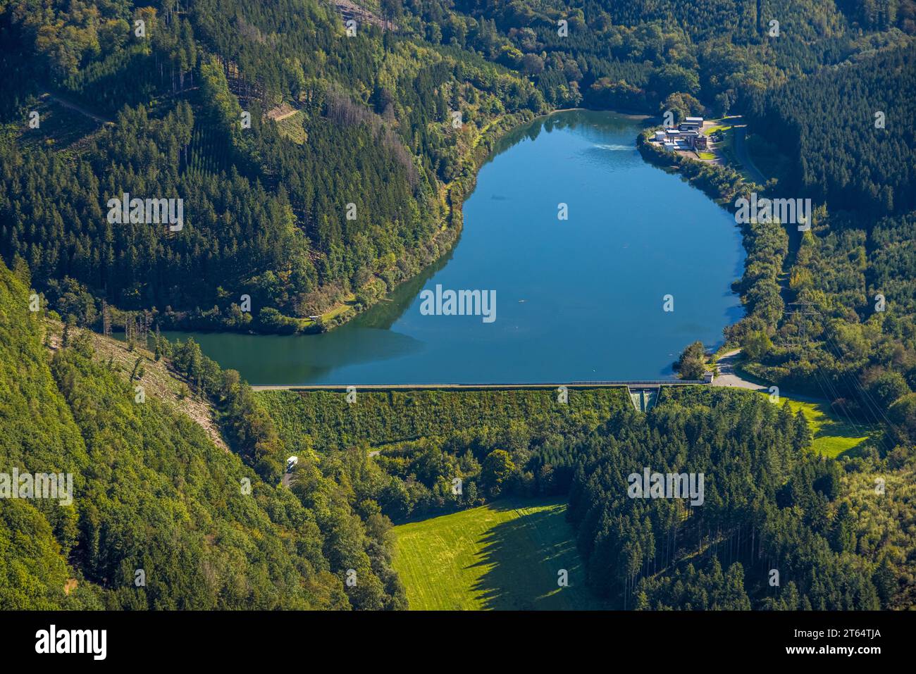 Vista aerea, diga di Glingebach e muro della diga in un paesaggio collinare boscoso, centrale elettrica di stoccaggio pompata di Rönkhausen, Rönkhausen, Finnentrop, Sauerland, Nord Foto Stock