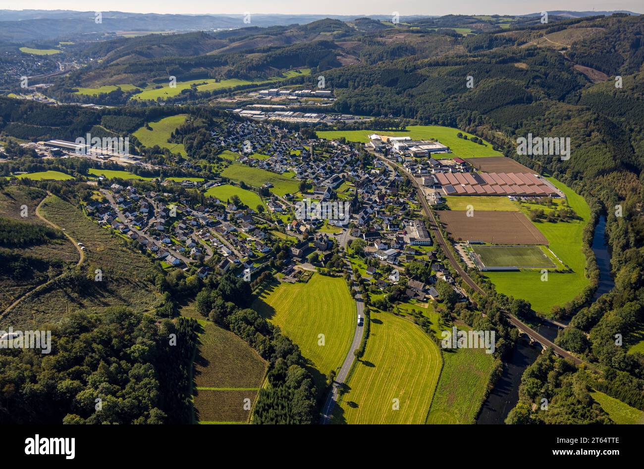 Vista aerea, vista del quartiere di Lenhausen, Feinblech Systeme lavorazione dei metalli, paesaggio collinare con vista lontana, Lenhausen, Finnentrop, Sauerland, Nort Foto Stock
