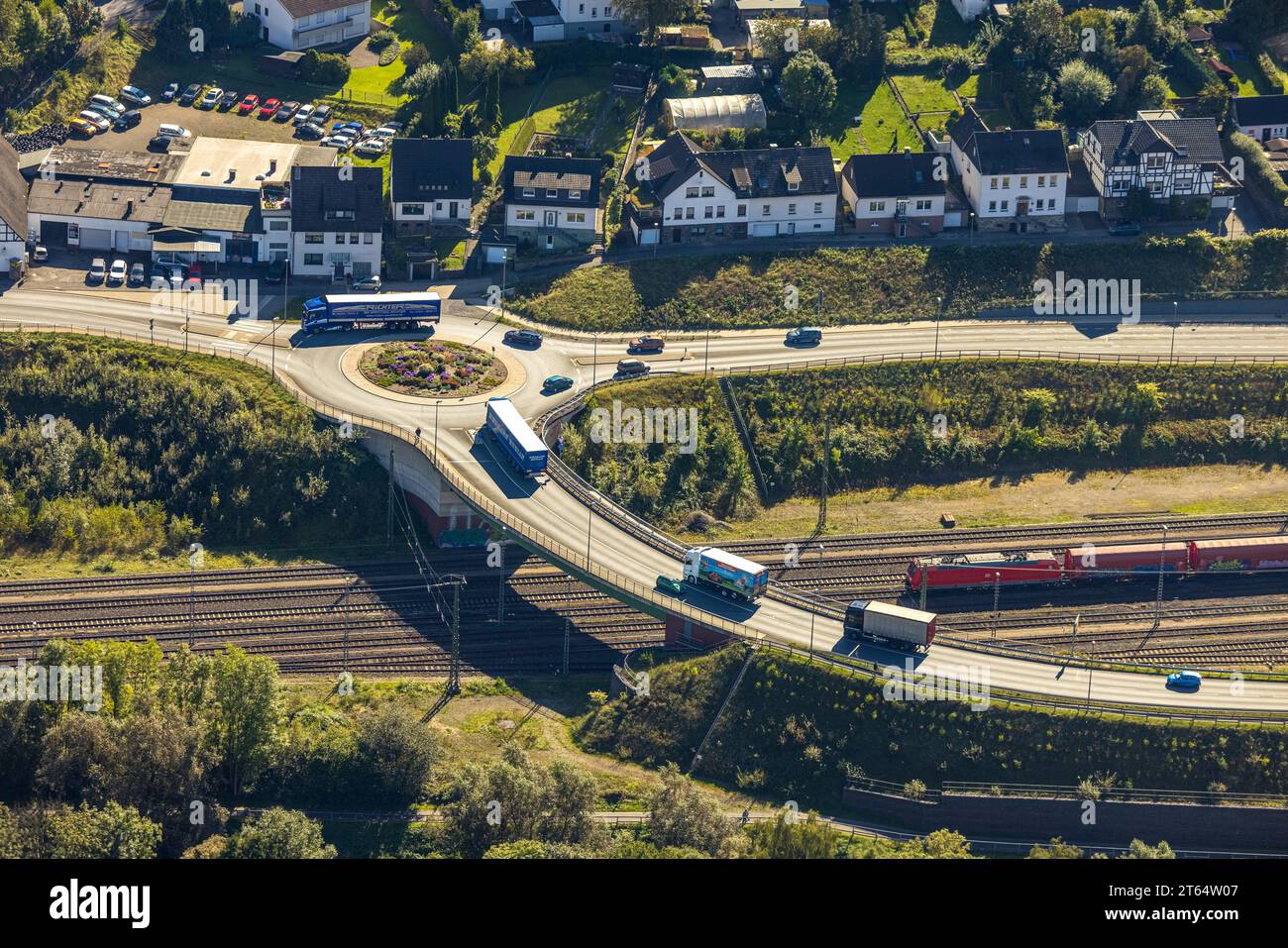 Veduta aerea, rotatoria sulla strada federale B236 e Attendorner Straße, Finnentrop, Sauerland, Renania settentrionale-Vestfalia, Germania, DE, Europa, Finn d Foto Stock