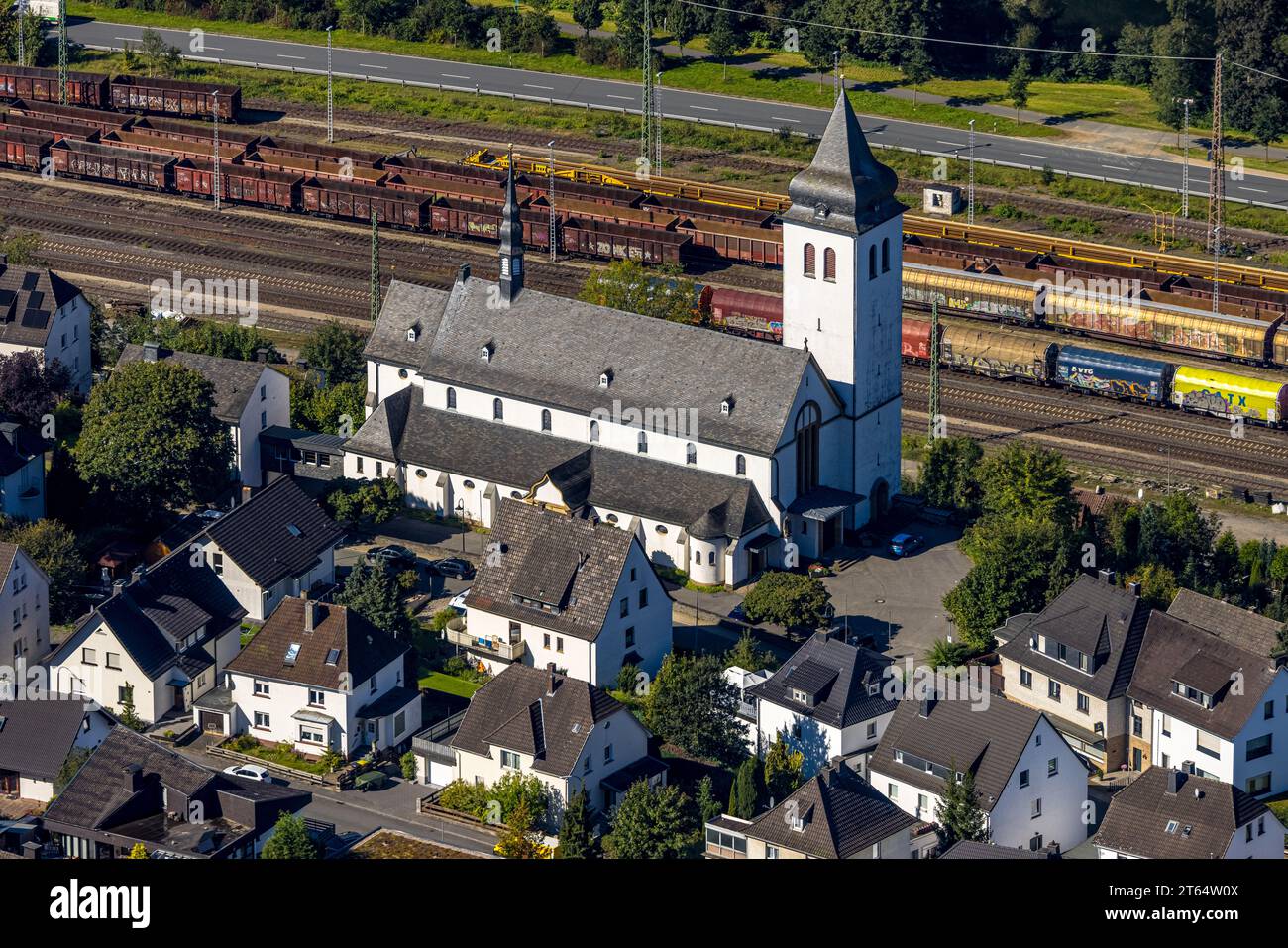 Vista aerea, chiesa parrocchiale cattolica di St Johannes Nepomuk, presso la stazione merci Altfinnentrop, Finnentrop, Sauerland, Renania settentrionale-Vestfalia, la Germania, Foto Stock