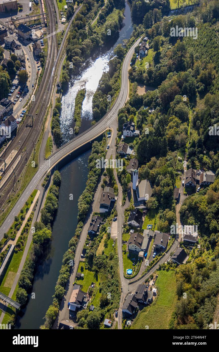 Vista aerea, Lennepark, Attendorner Straße con ponte sul fiume Lenne, Chiesa evangelica di Cristo, Altfinnentrop, Finnentrop, Sauerland, Nord Foto Stock