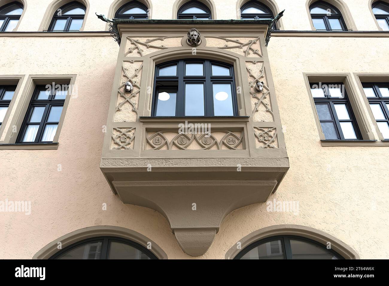 Finestra della baia in stile storico, costruita nel 1904, Hotel zur Post, Schrobenhausen, alta Baviera, Germania Foto Stock