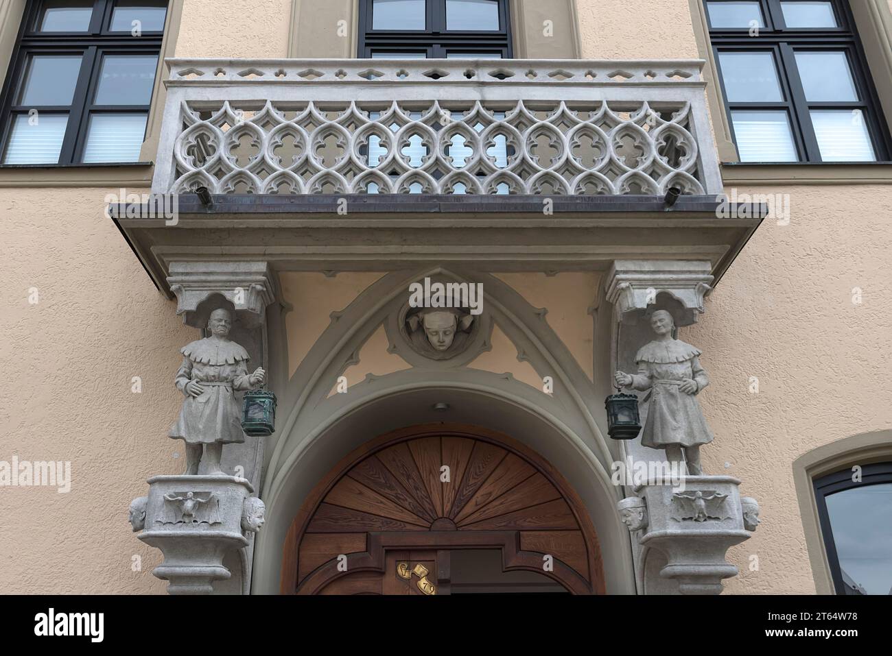 Balcone e ingresso in stile storico, costruito nel 1904, Hotel zur Post, Schrobenhausen, alta Baviera, Germania Foto Stock
