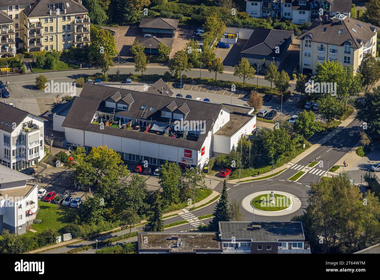 Vista aerea, supermercato Penny, casa con loggia sul tetto, Finnentrop, Sauerland, Renania settentrionale-Vestfalia, Germania, balcone, terrazza sul tetto, centro commerciale Foto Stock