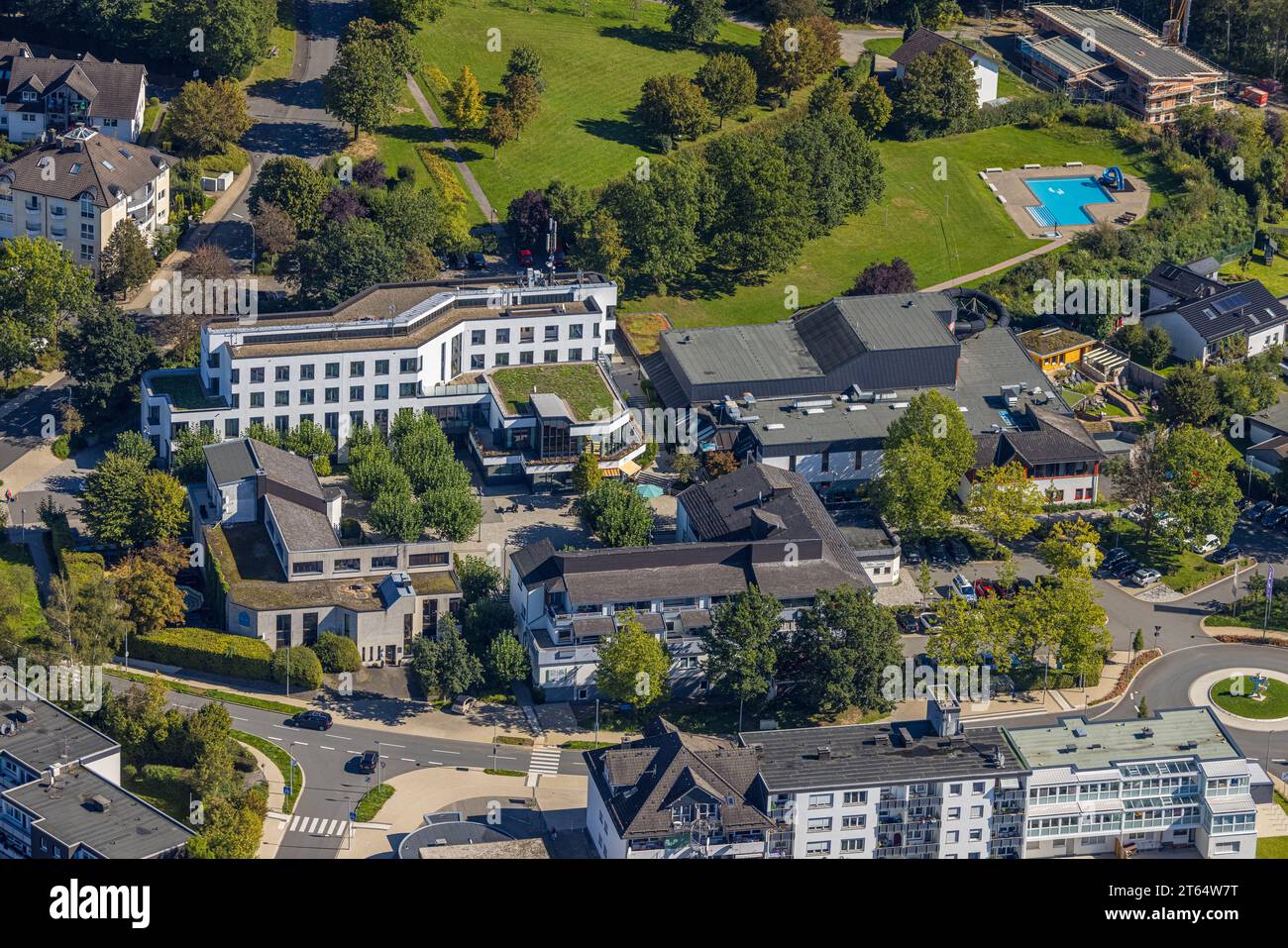 Vista aerea, municipio, stazione di polizia, piscina avventura Finto e piscina per bambini, AM Markt, Finnentrop, Sauerland, Renania settentrionale-Vestfalia, Germania, Ey Foto Stock