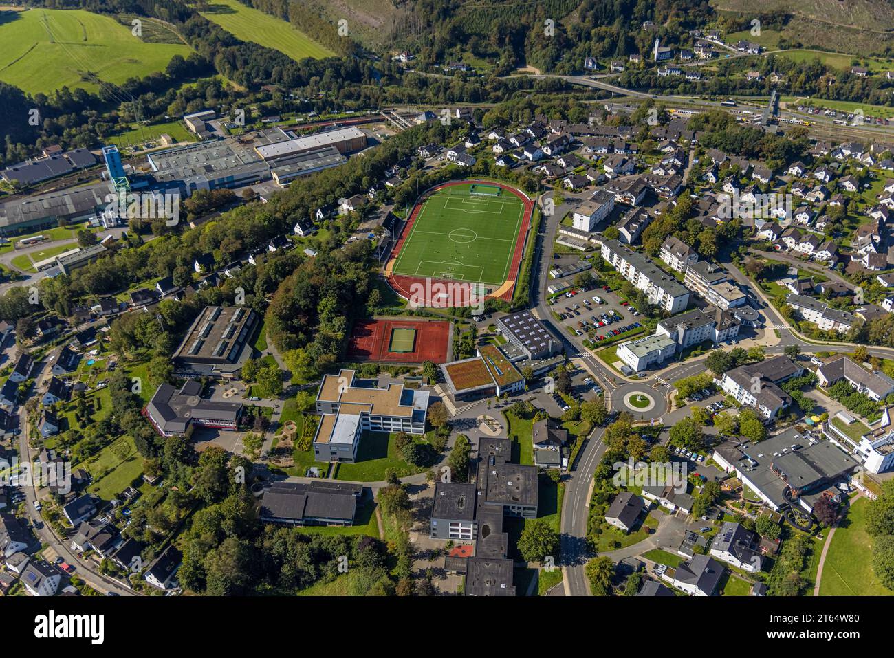 Vista aerea, campo sportivo FC Finnentrop, Bigge-Lenne Comprehensive School, Gutenberg School, palestra polifunzionale, Finnentrop, Sauerland, Renania settentrionale- Foto Stock