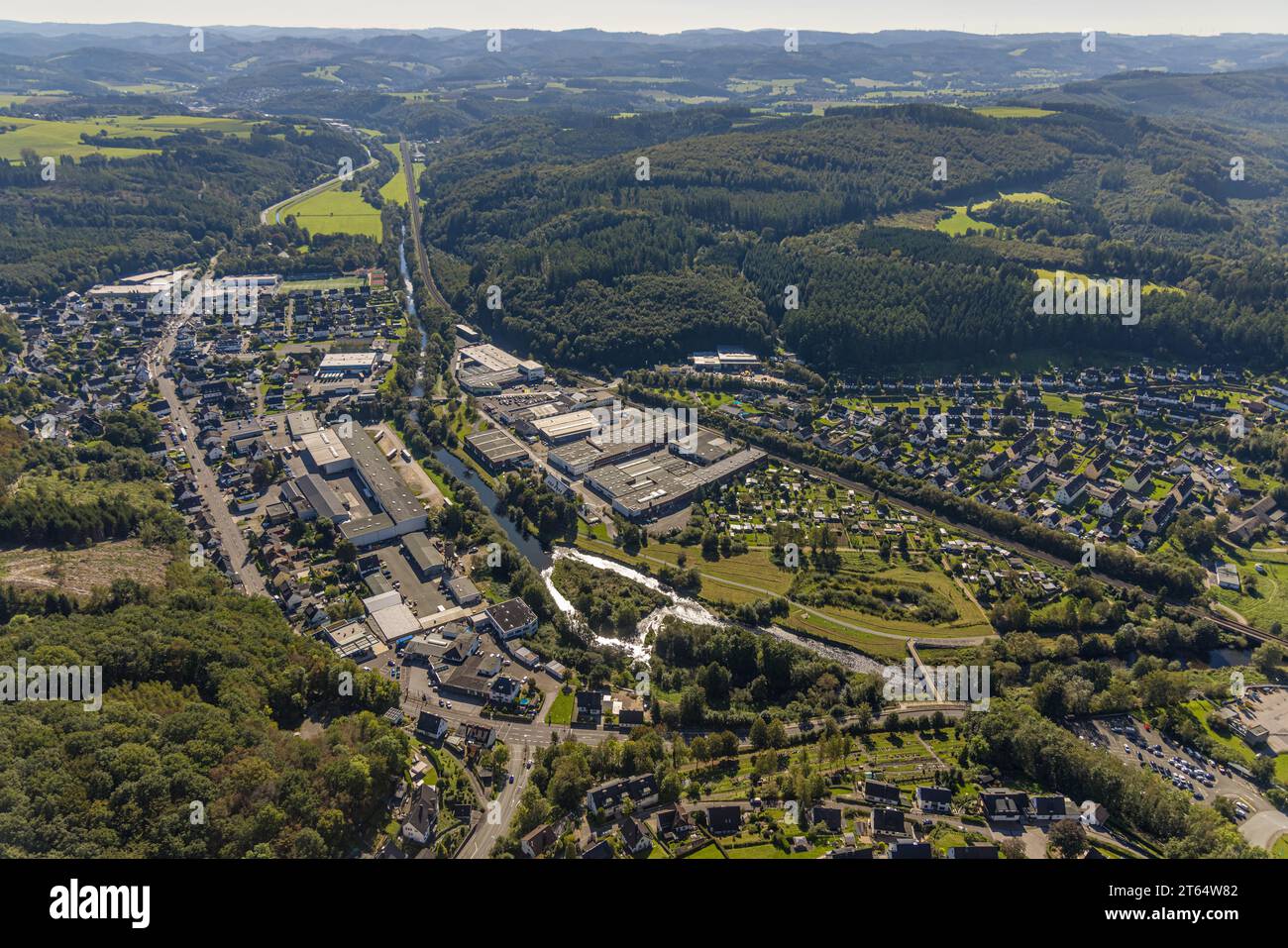 Vista aerea, zona industriale sulla strada federale B236, Bamenohl, Finnentrop, Sauerland, Renania settentrionale-Vestfalia, Germania, DE, Europa, Long-distanc Foto Stock