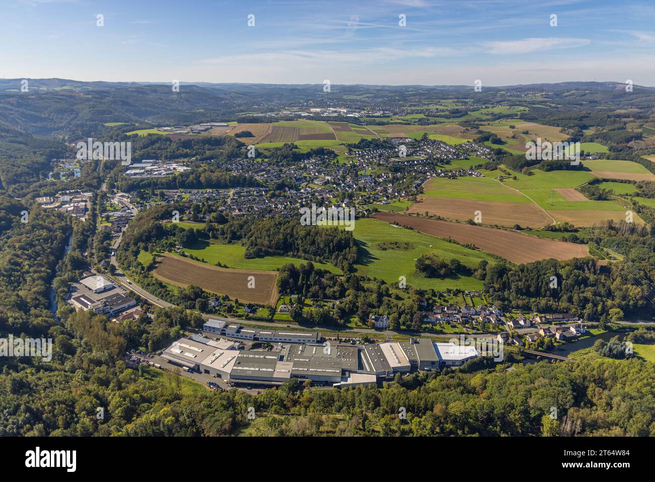 Vista aerea, vista del distretto di Heggen, dell'area protetta del paesaggio di Hohe Ley e della riserva naturale di Elberskamp, Heggen, Finnentrop, Sauerland, Renania settentrionale-W. Foto Stock
