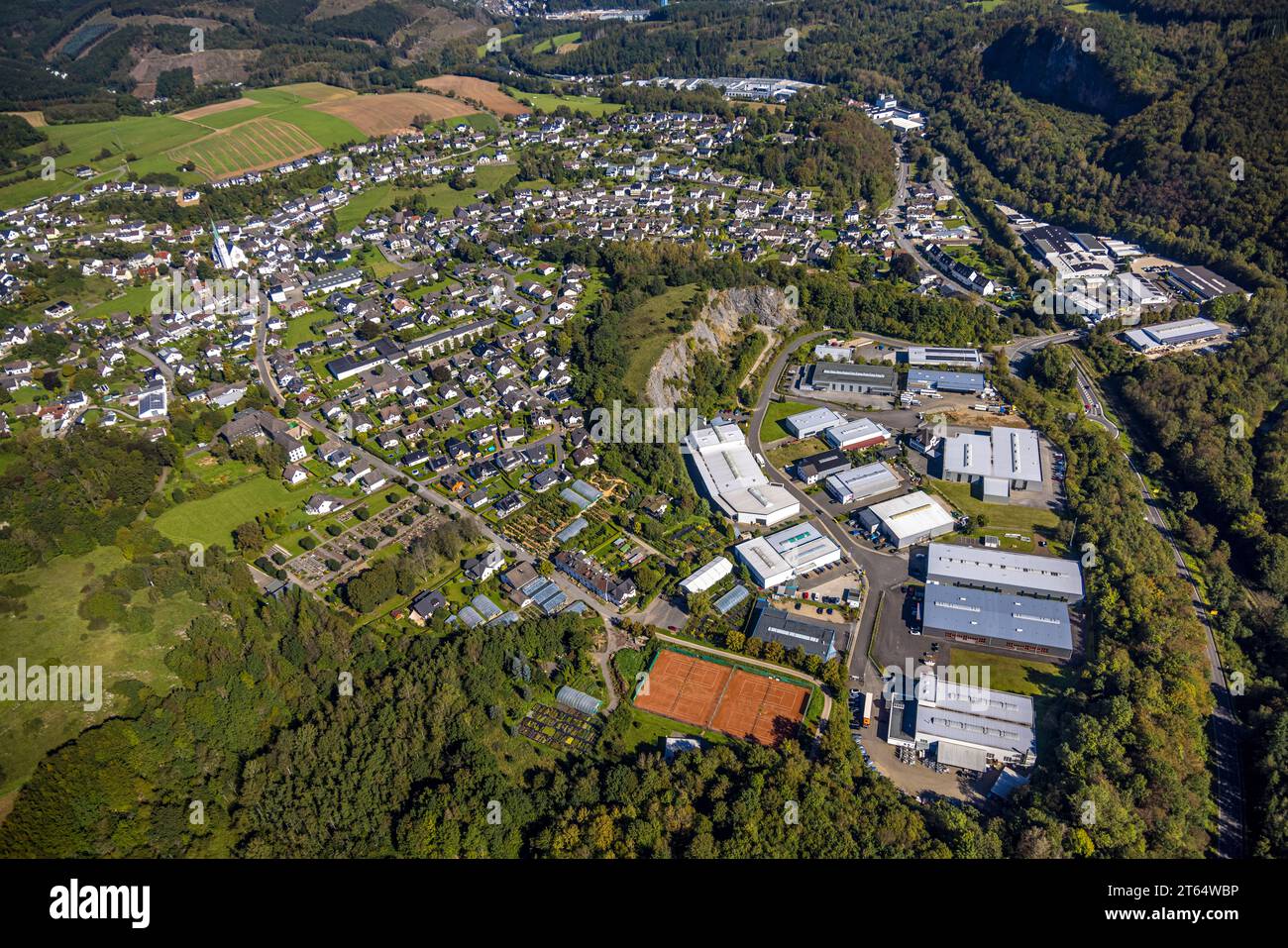 Vista aerea, vista del quartiere di Heggen, della zona industriale di Elberskamp, Heggen, Finnentrop, Sauerland, Renania settentrionale-Vestfalia, Germania, Germania, Europa, Long-d Foto Stock