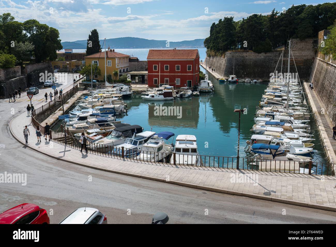 Porto fuori le mura della città Vecchia a Zara, Croazia. 21 settembre 2023. Foto Stock